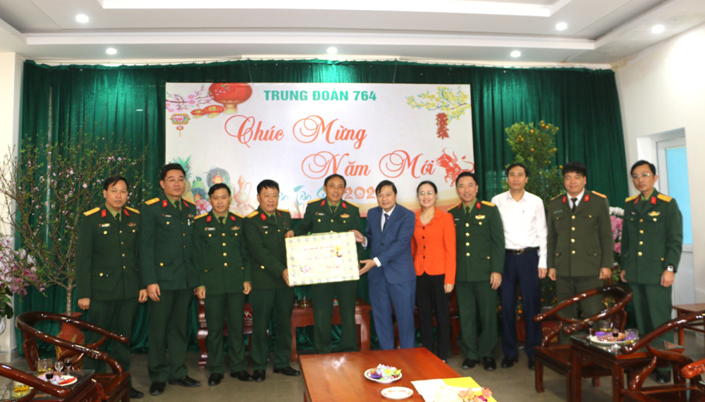 Trao quà của Tỉnh ủy, UBND và UB MTTQ tỉnh cho Trung đoàn 764 Bộ chỉ huy quân sự tỉnh. Ảnh: Nguyễn Hải