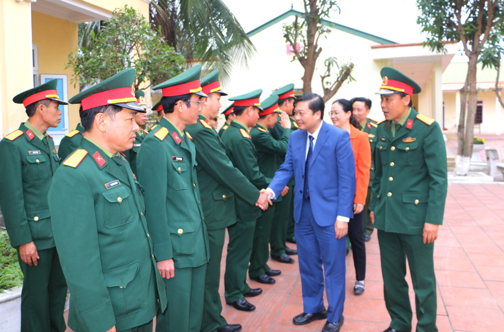 Thăm và chúc Tết cán bộ chiến sĩ Trung đoàn 764 Bộ chỉ huy quân sự tỉnh. Ảnh: Nguyễn Hải