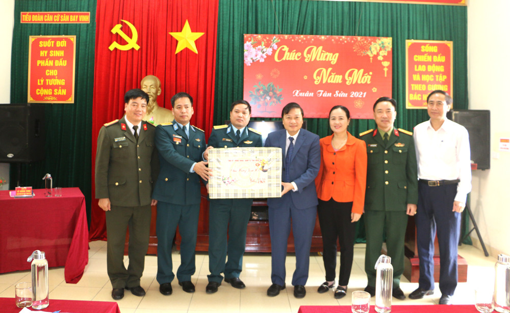 Trao quà Tết của Tỉnh ủy, UBND tỉnh và UB MTTQ tỉnh cho đơn vị Tiểu đoàn sân bay Vinh. Ảnh: Nguyễn Hải