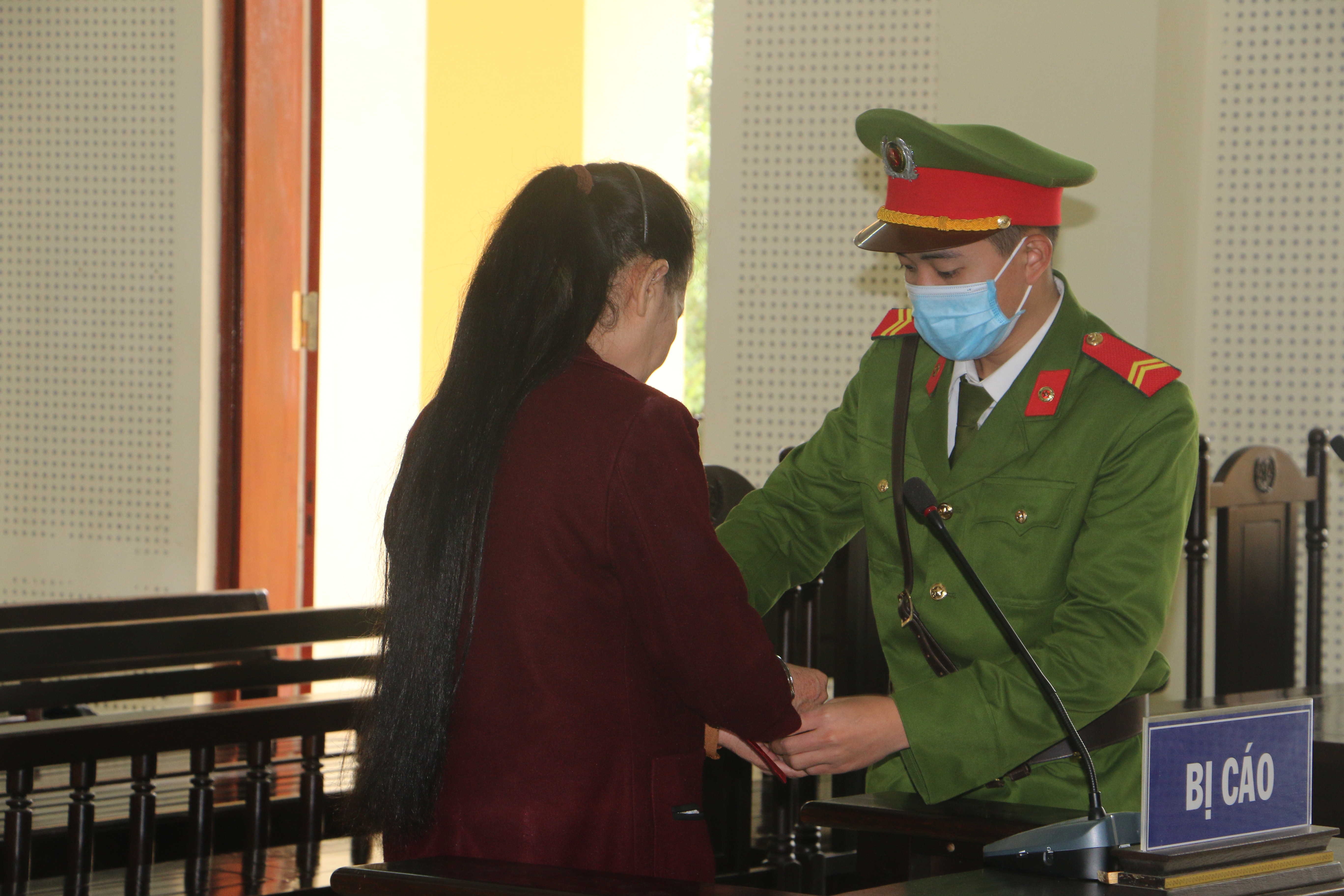 Sau phiên tòa, bị cáo Hoa được giao cho lực lượng công an để vè thi hành án. Ảnh: An Quỳnh.