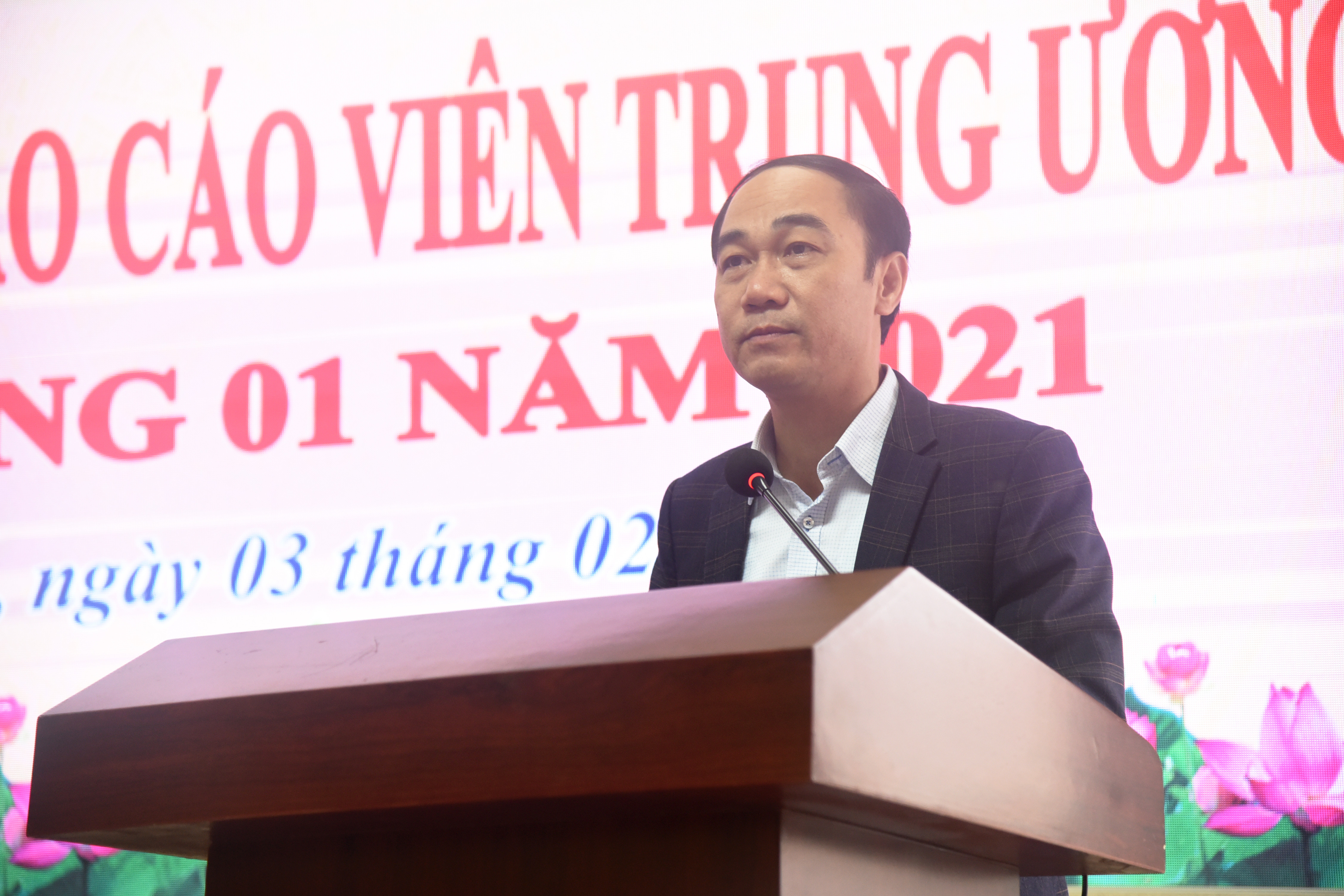 Phó Trưởng Ban Tuyên giáo Tỉnh ủy Trần Quốc Khánh định hướng công tác tuyên truyền trong tháng 2/2021. Ảnh: Thu Giang