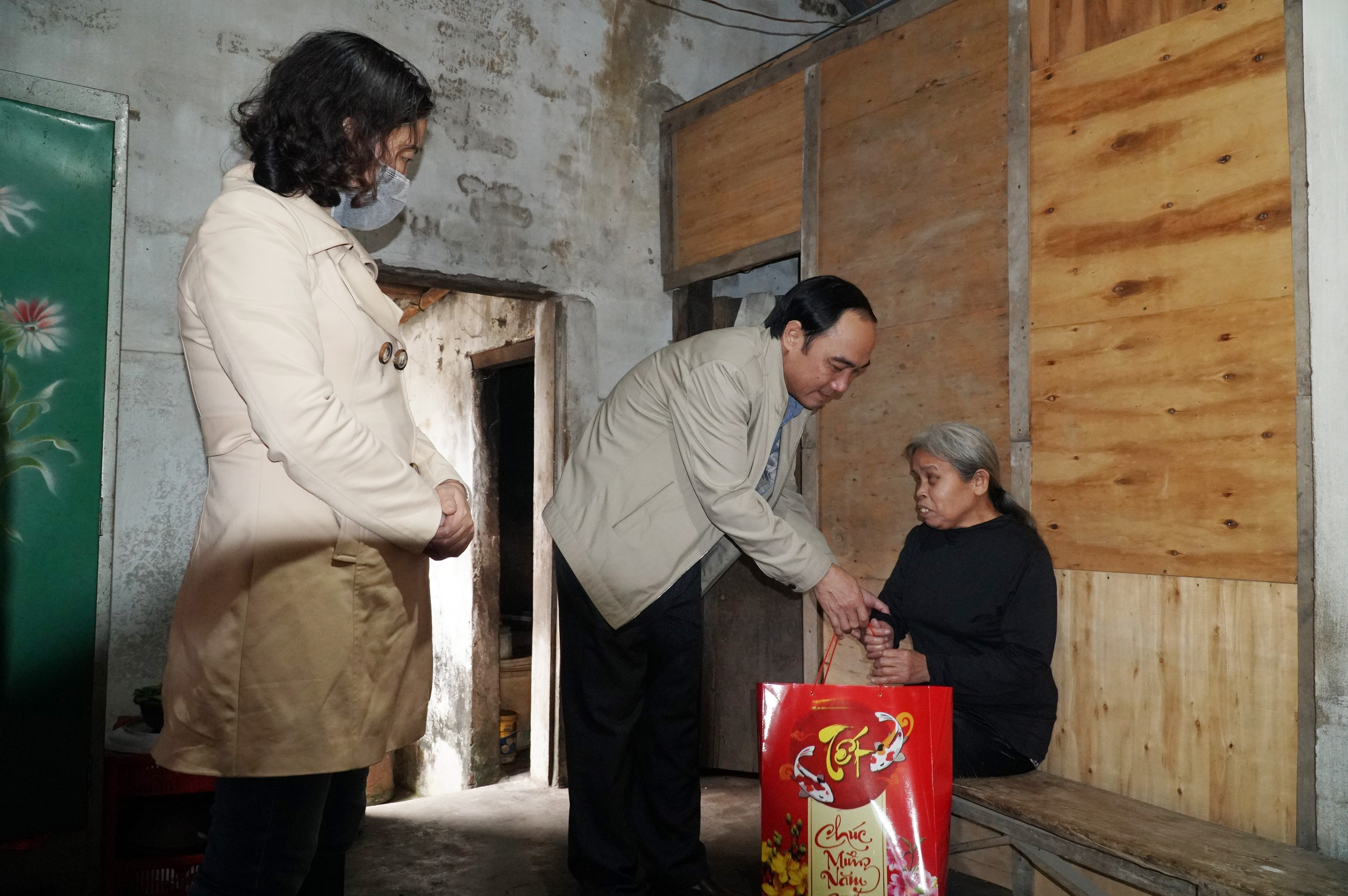 Đồng chí Trần Quốc Khánh, Phó Trưởng Ban Tuyên giáo Tỉnh ủy thăm và trao qua cho hộ nghèo xóm Quy Chính, thị trấn Nam Đàn.