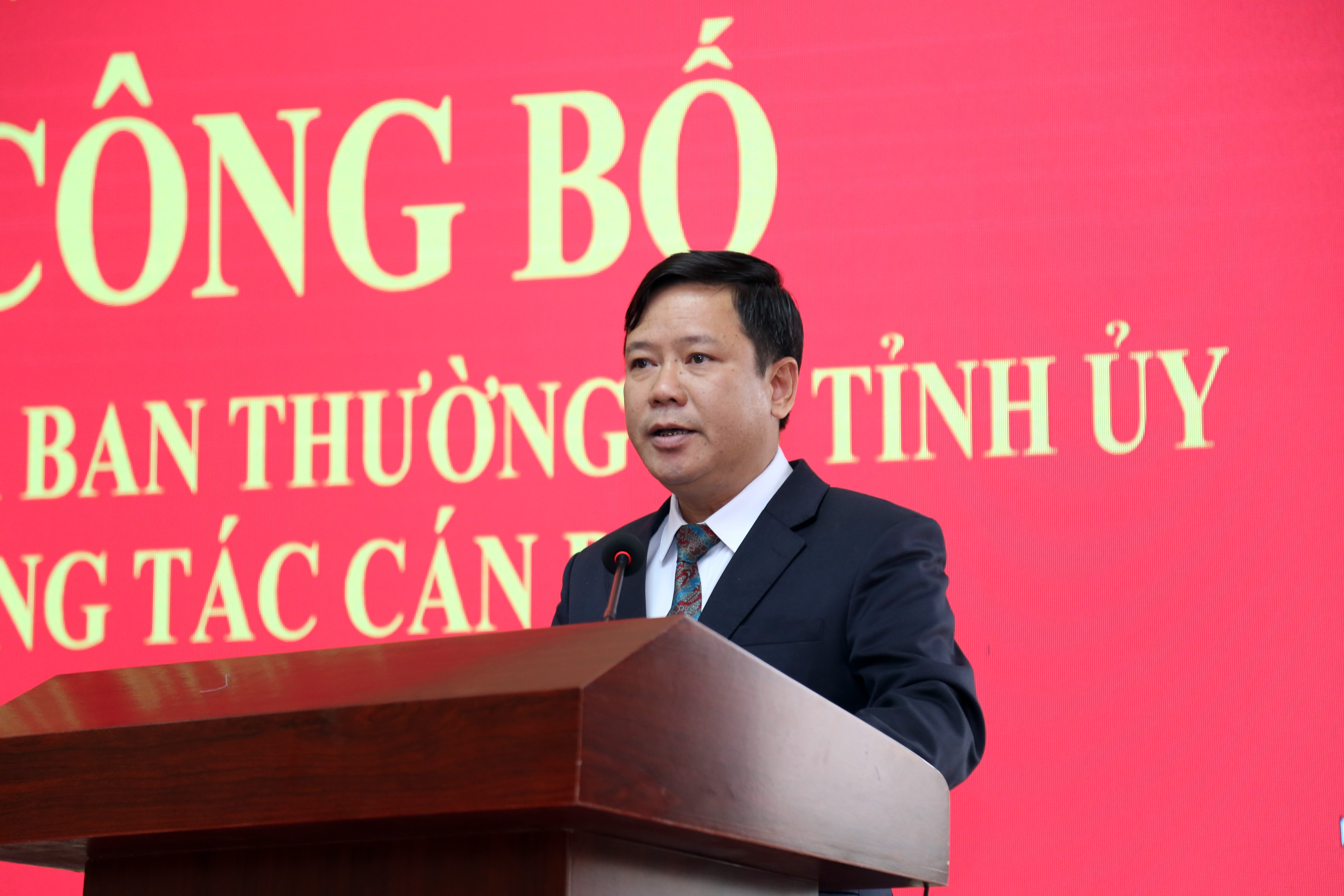 Thay mặt các đồng chí được phân công, bổ nhiệm, tân Phó Bí thư Đảng ủy Khối doanh nghiệp tỉnh Trần Quang Hòa phát biểu tại Lễ Công bố. Ảnh: Đào Tuấn