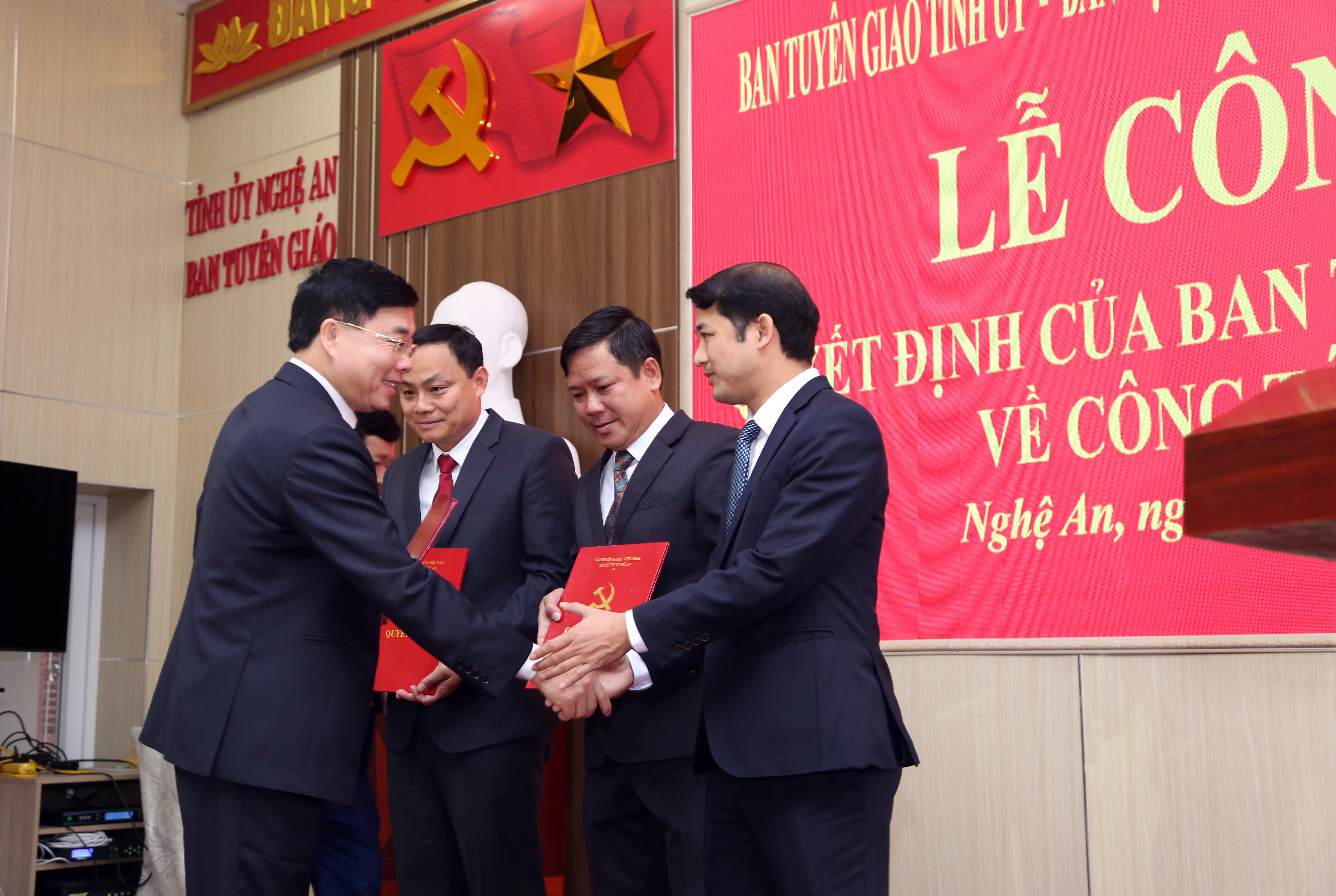 Đồng chí Nguyễn Văn Thông trao quyết định cho các đồng chí được bổ nhiệm, phân công nhiệm vụ mới. Ảnh Đào Tuấn
