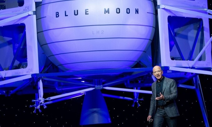 Bezos trong một buổi trình bày của Blue Origin. Ảnh: AFP