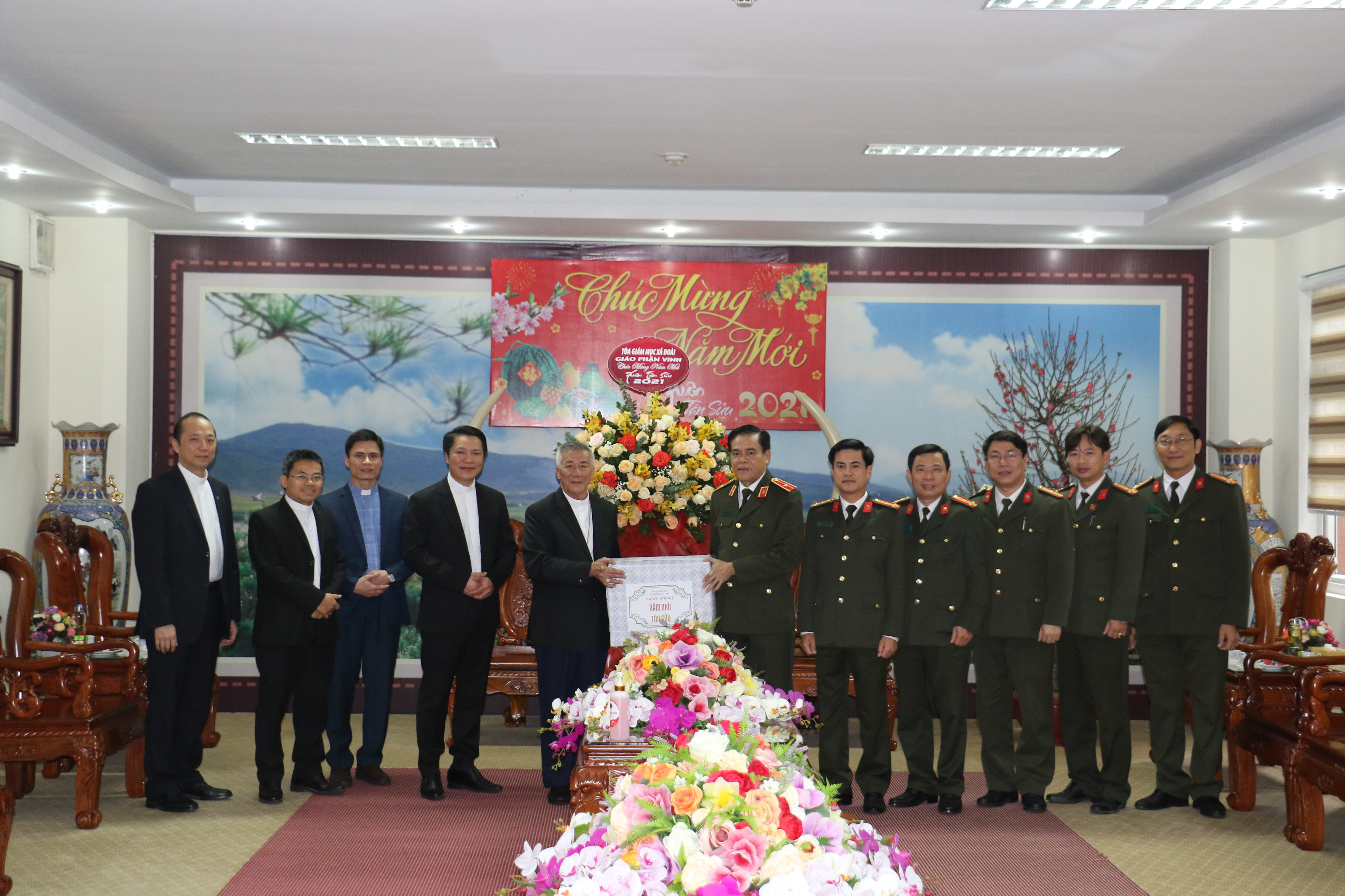 Giám  mục Nguyễn Hữu Long cùng đoàn tặng quà, chúc mừng năm mới Công an Nghệ An