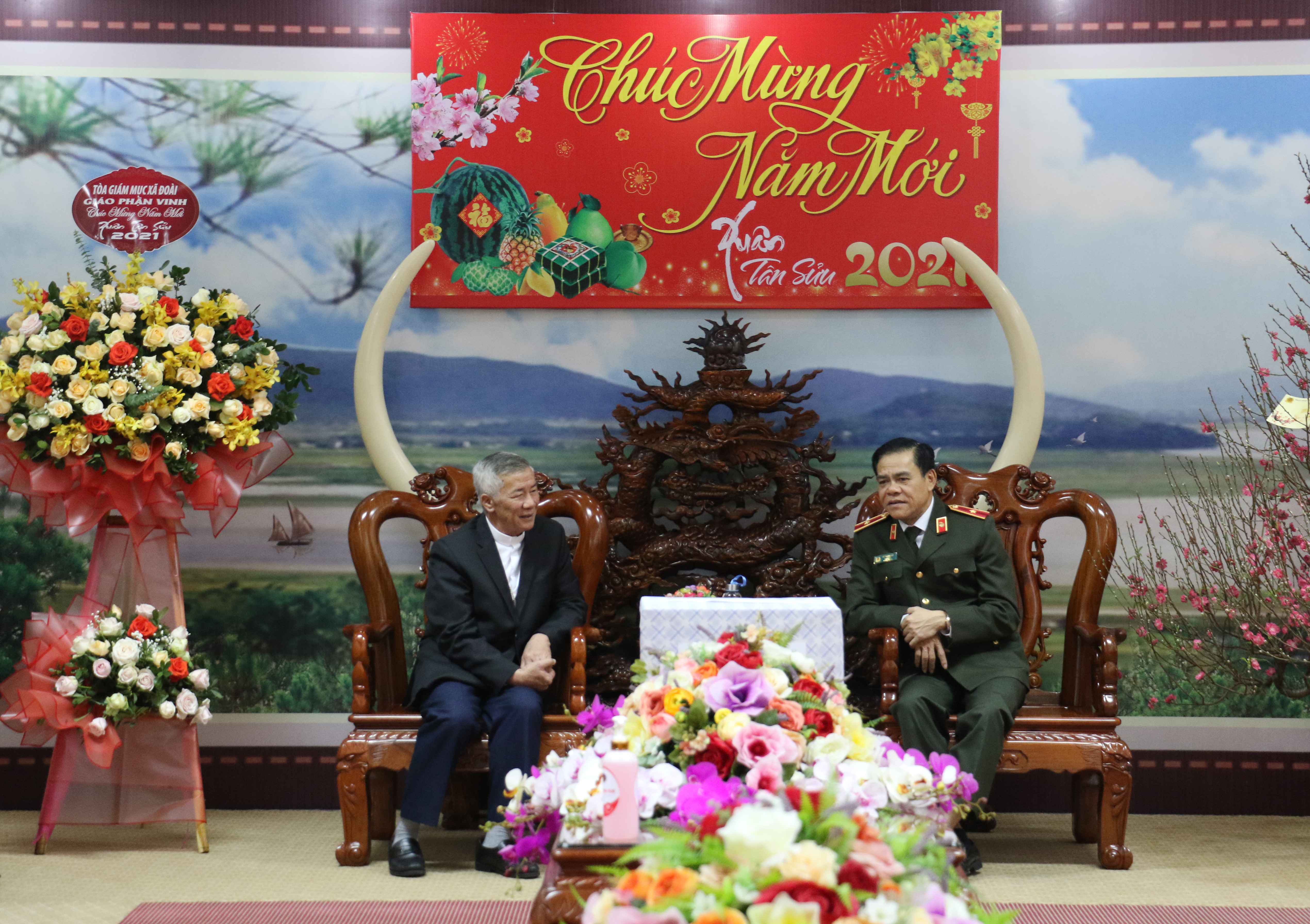 Giám mục Nguyễn Hữu Long trao đổi với Thiếu tướng Võ Trọng Hải, Giám đốc Công an tỉnh