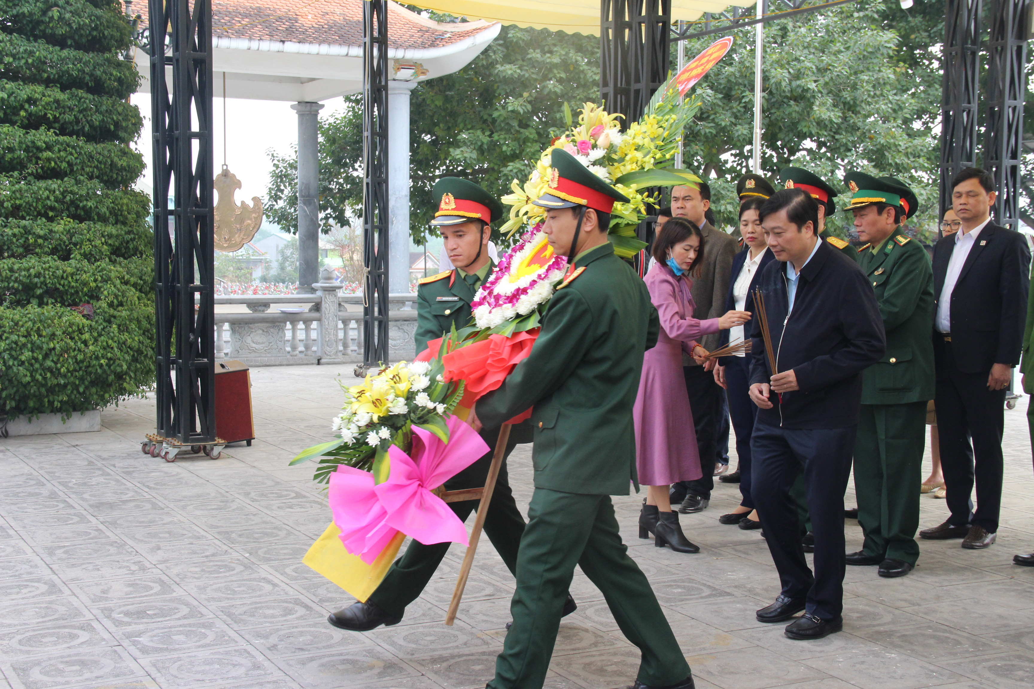 Đoàn công tác dâng hoa, dâng hương tại Đài tưởng niệm. Ảnh: Hoài Thu