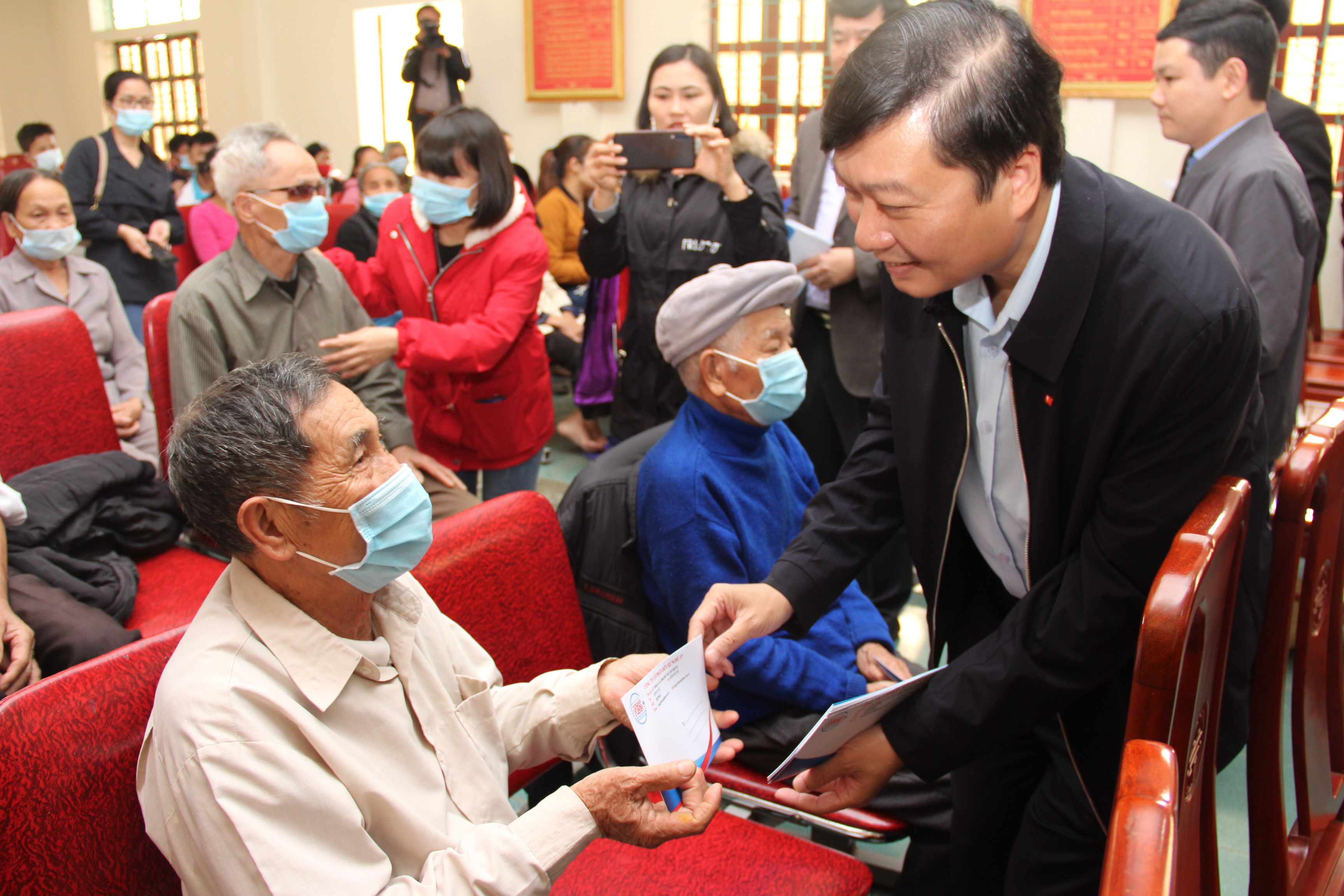 Đồng chí Lê Hồng Vinh tặng quà cho các gia đình gặp hoàn cảnh khó khăn của xã Hội Sơn. Ảnh: Hoài Thu