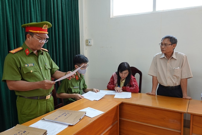 Cơ quan điều tra Công an Bình Thuận đọc quyết định tống đạt, khởi tố bị can với ông Bạc Dân Vinh (đứng) Phó Chi cục thuế Phan Thiết.