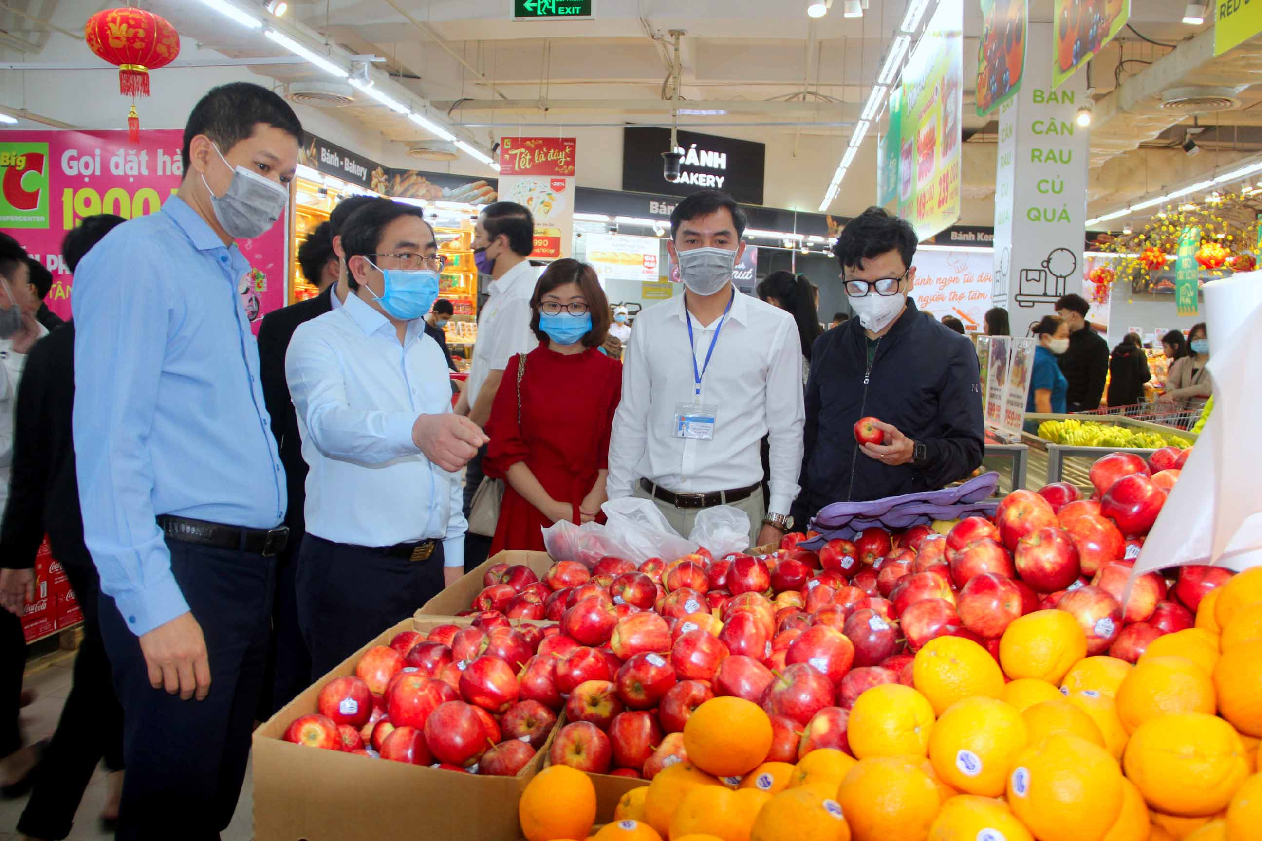 Đoàn công tác kiểm tra hàng hóa phục vụ Tết tại siêu thị BigC Vinh. Ảnh: Quang An