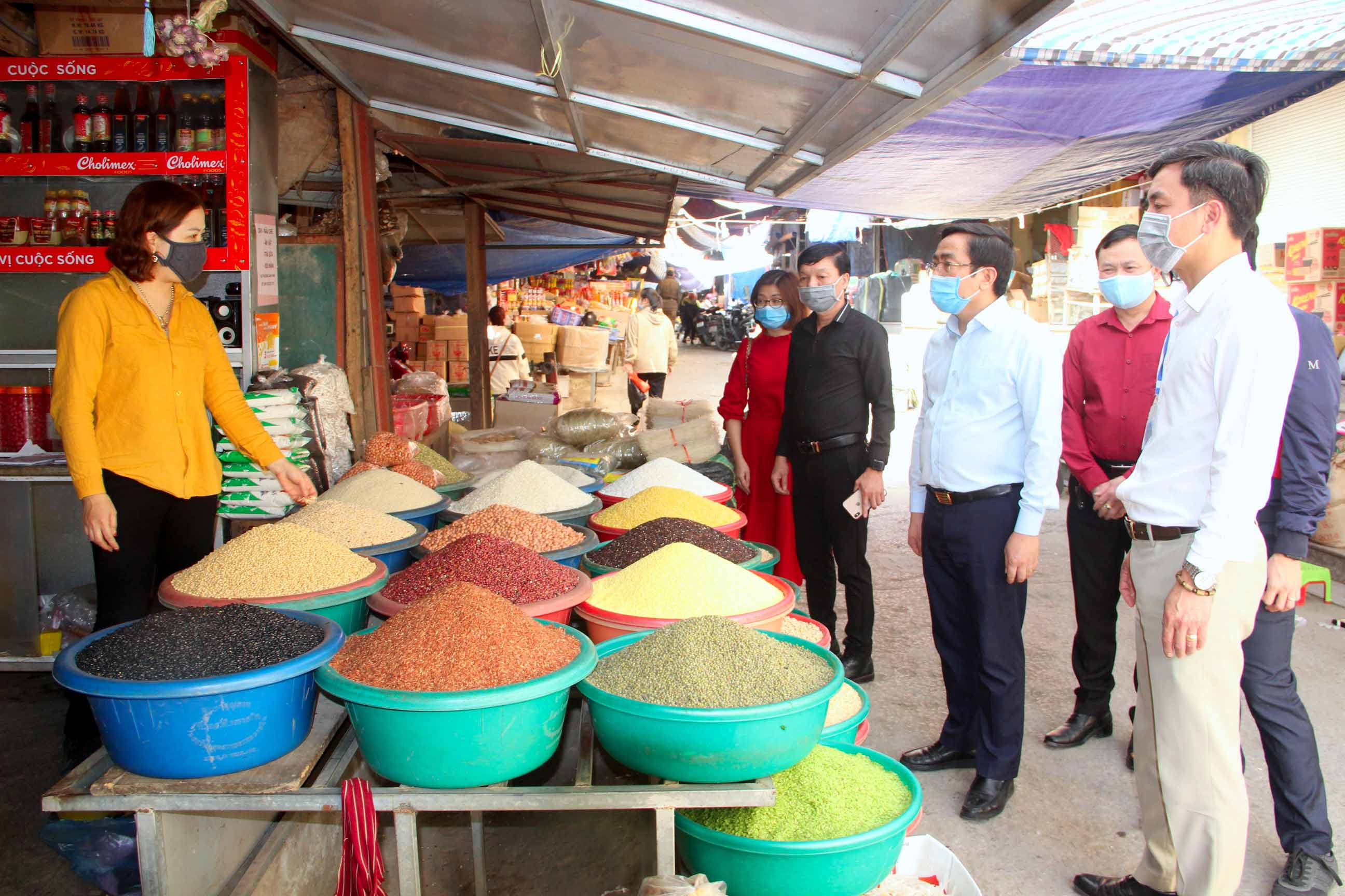 Nguồn lương thực, thực phẩm phục vụ Tết tại chợ Vinh rất dồi dào. Ảnh: Quang An