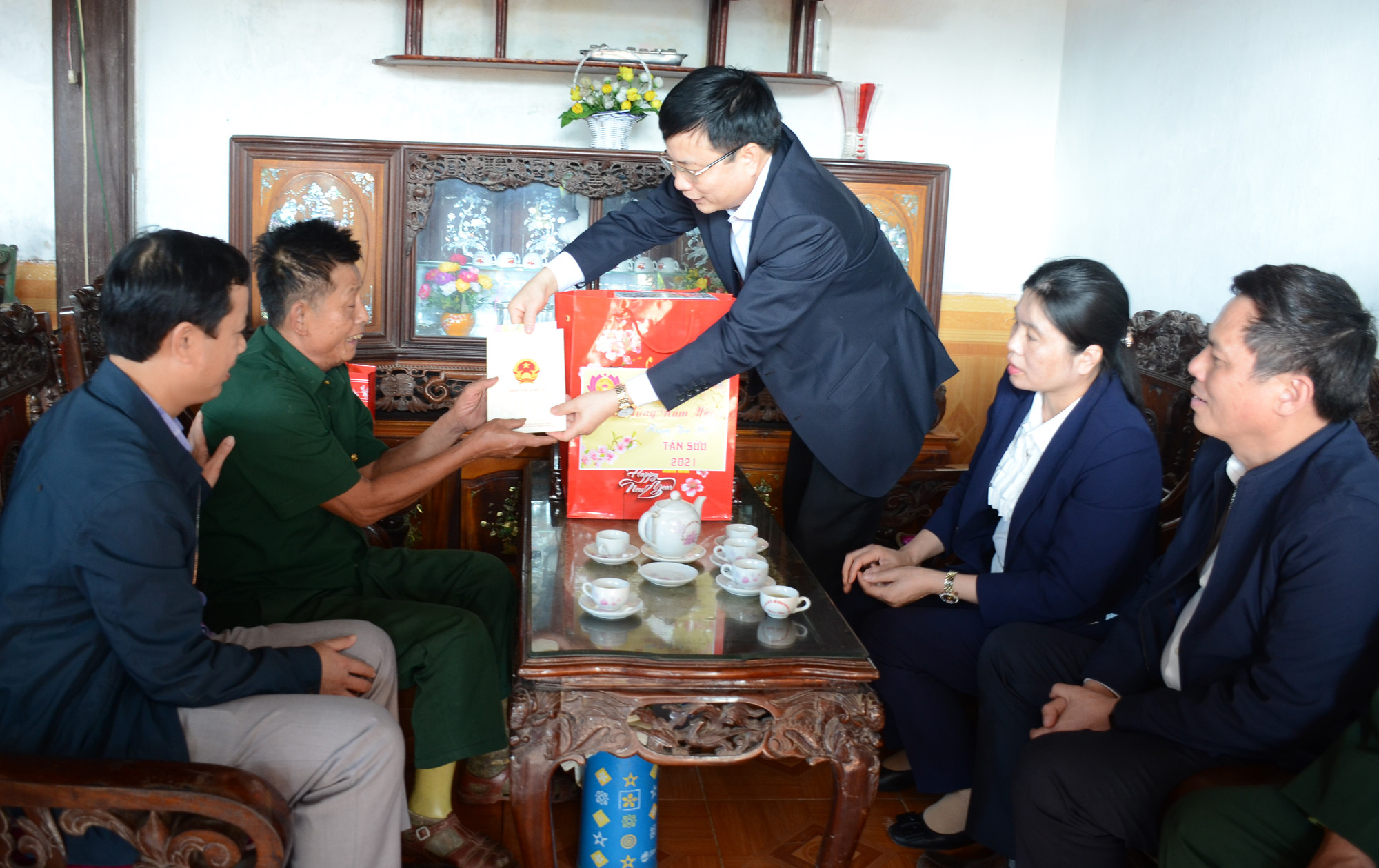 Phó Chủ tịch UBND tỉnh Bùi Đình Long trao quà tết của tỉnh Nghệ An cho thương binh Cao Danh Kiều. Ảnh: Thành Chung