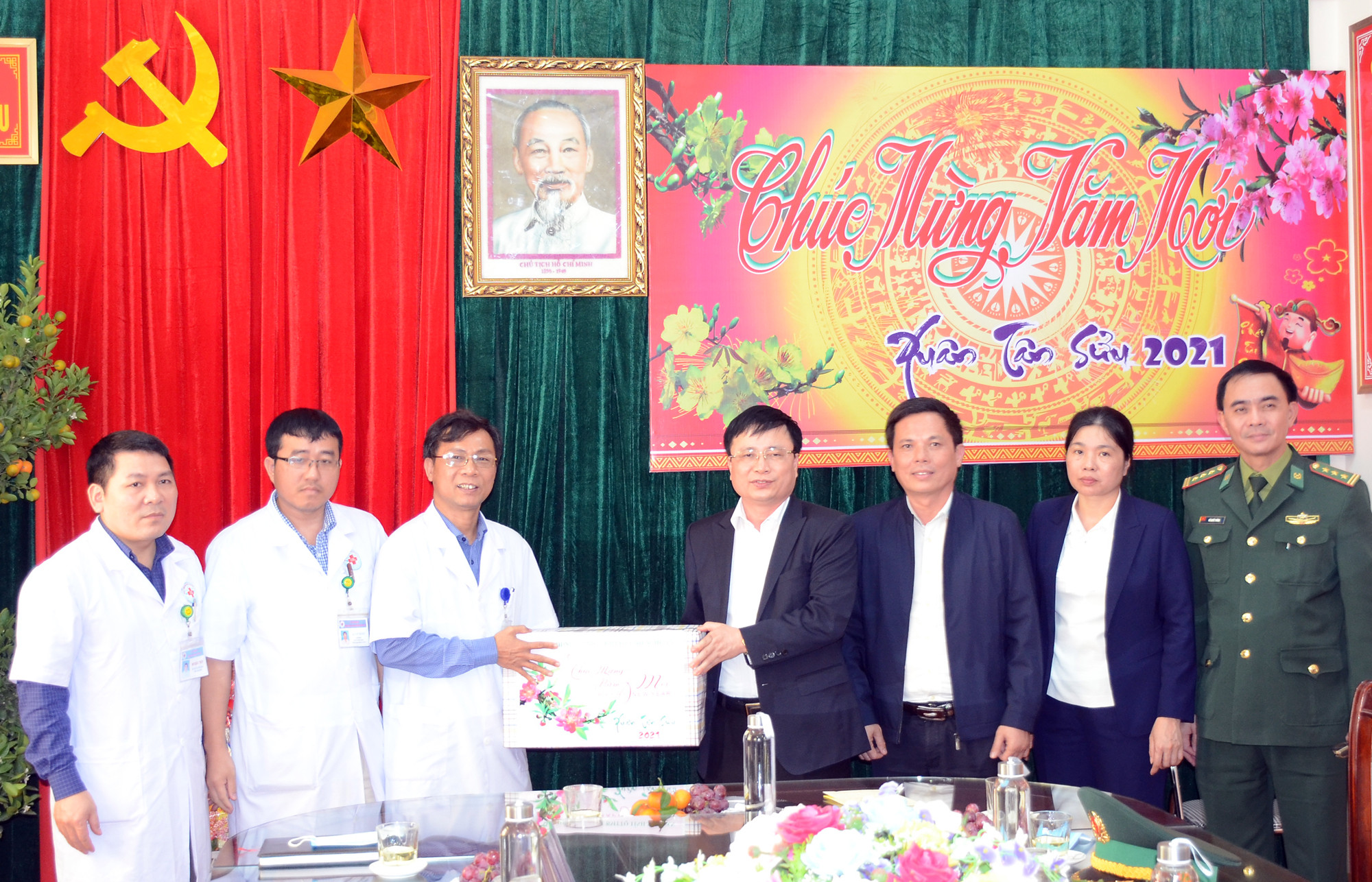 Đoàn công tác của tỉnh tặng quà cho Bệnh viện Đa khoa Quỳnh Lưu. Ảnh: Thành Chung