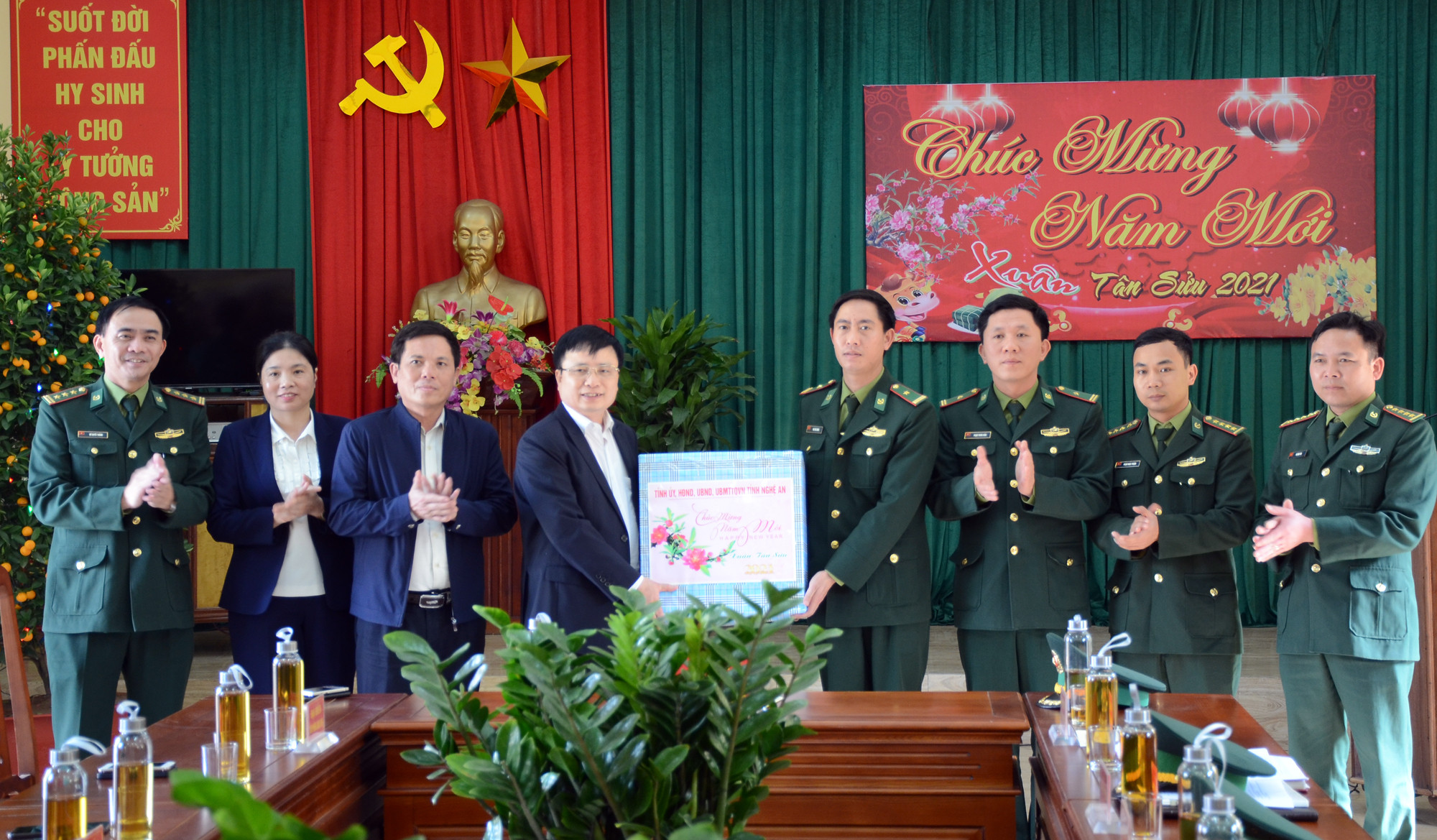 Đoàn công tác tặng quà Tết cho Đồn biên phòng Quỳnh Thuận. Ảnh: Thành Chung