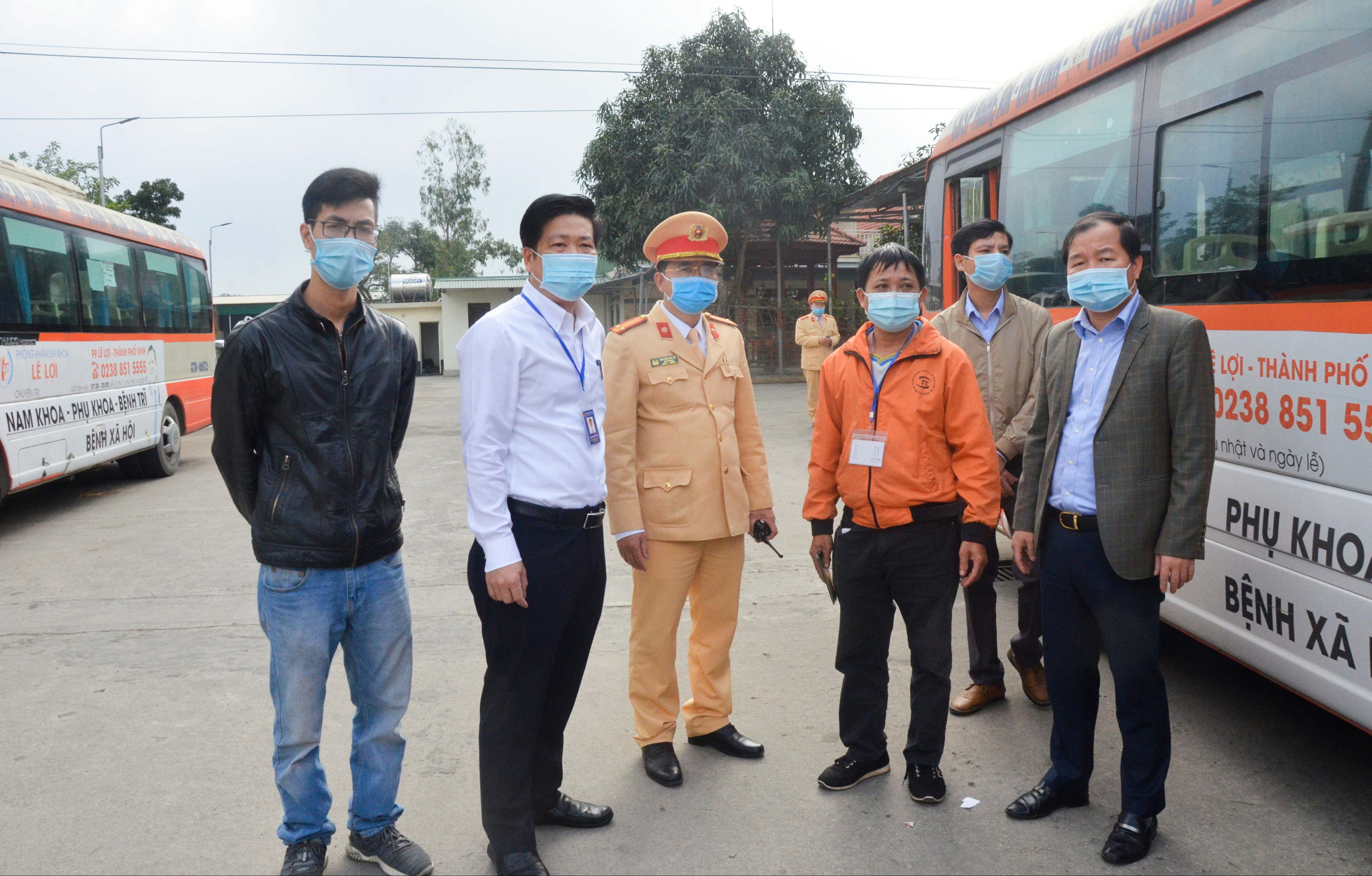 Đoàn trực tiếp kiểm tra hoạt động tại bến xe buýt Thạch Thành. Ảnh: Thanh Lê