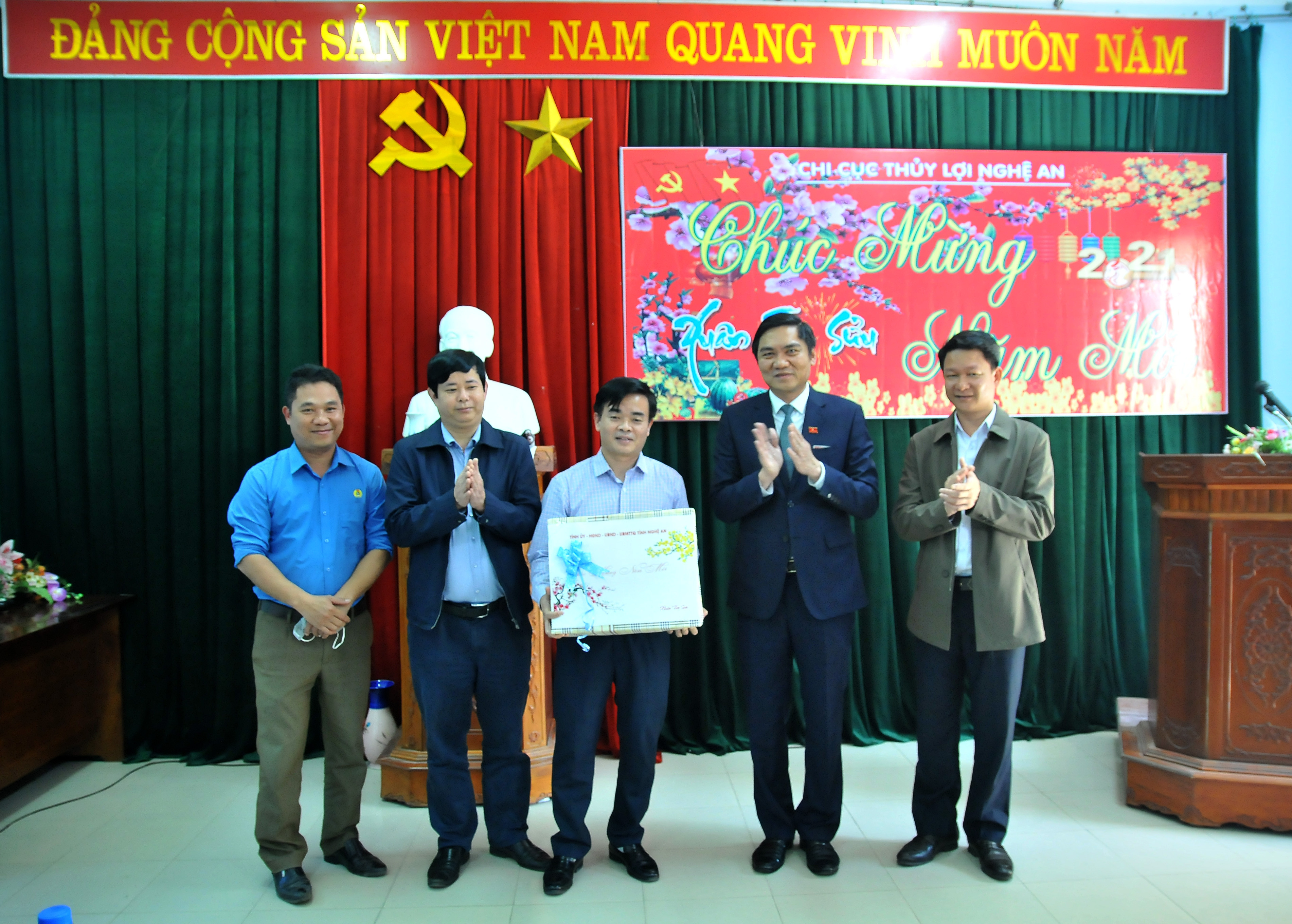 Thay mặt lãnh đạo tỉnh, Phó Chủ tịch Hoàng Nghĩa Hiếu tặng quà chúc tết thường trực Ban chỉ huy PCTT-TKCN tỉnh. Ảnh: Tiến Đông