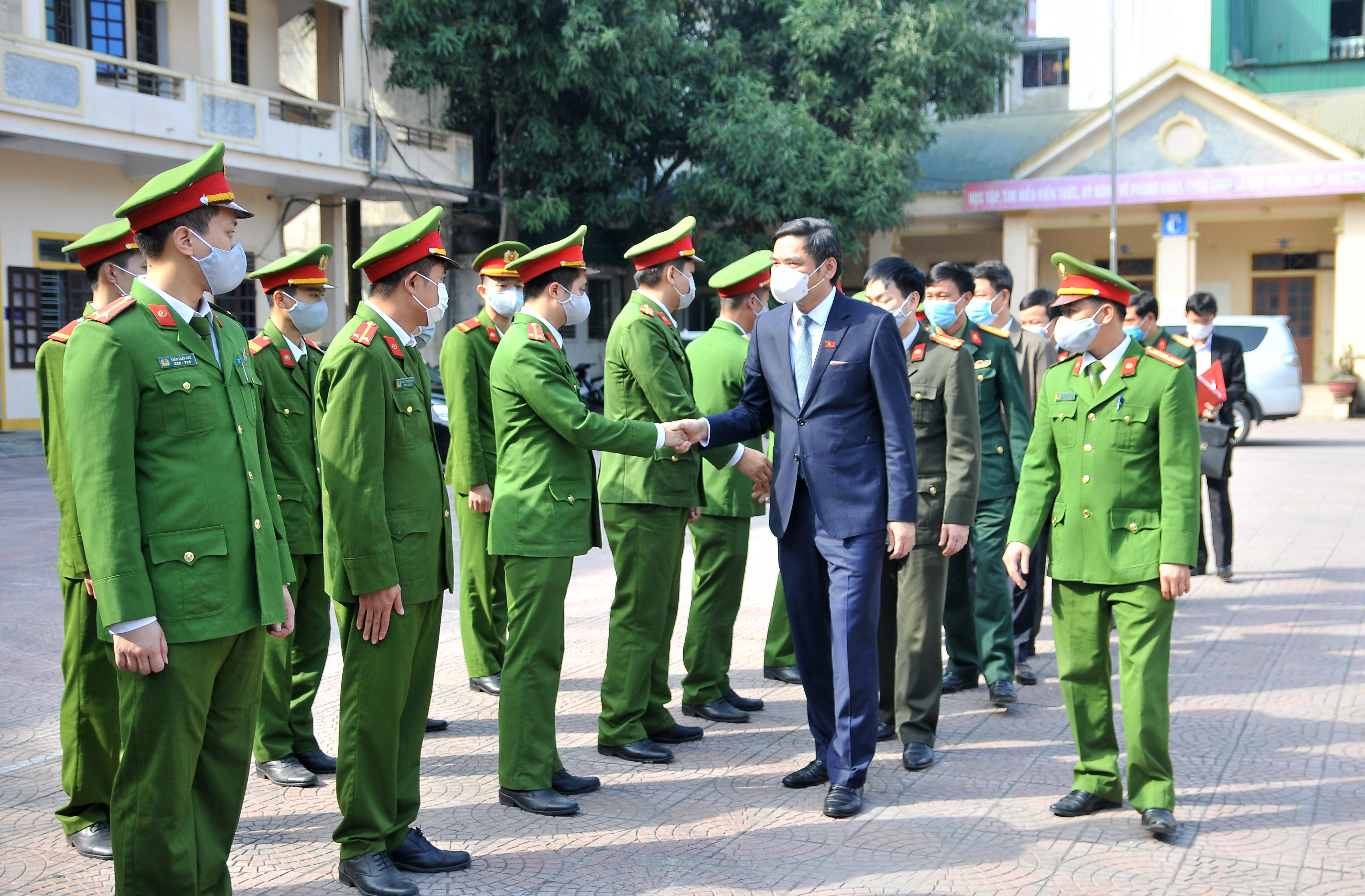 Phó Chủ tịch UBND tỉnh Hoàng Nghĩa Hiếu dẫn đầu đoàn công tác tới thăm và chúc tết Đội cảnh sát CC&CNCH số 1 đóng trên địa bàn phường Hồng Sơn, TP.Vinh. Ảnh: Tiến Đông