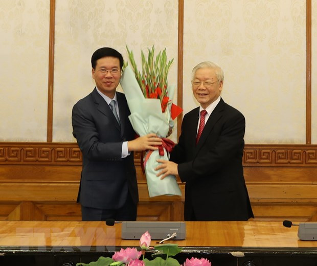 Tổng Bí thư, Chủ tịch nước Nguyễn Phú Trọng tặng hoa chúc mừng đồng chí Võ Văn Thưởng, Ủy viên Bộ Chính trị, được phân công giữ chức Thường trực Ban Bí thư