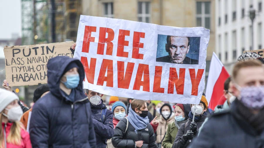 Dòng người biểu tình cầm biểu ngữ yêu cầu thả tự do cho Navalny tại Berlin, Đức. Ảnh: Getty