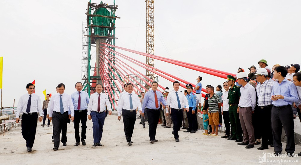 Các đồng chí lãnh đạo Bộ GTVT, Nghệ An và Hà Tĩnh đến thực hiện nghi thức hợp long cầu Cửa Hội ngày 13/10/2020. Ảnh tư liệu: Thành Duy