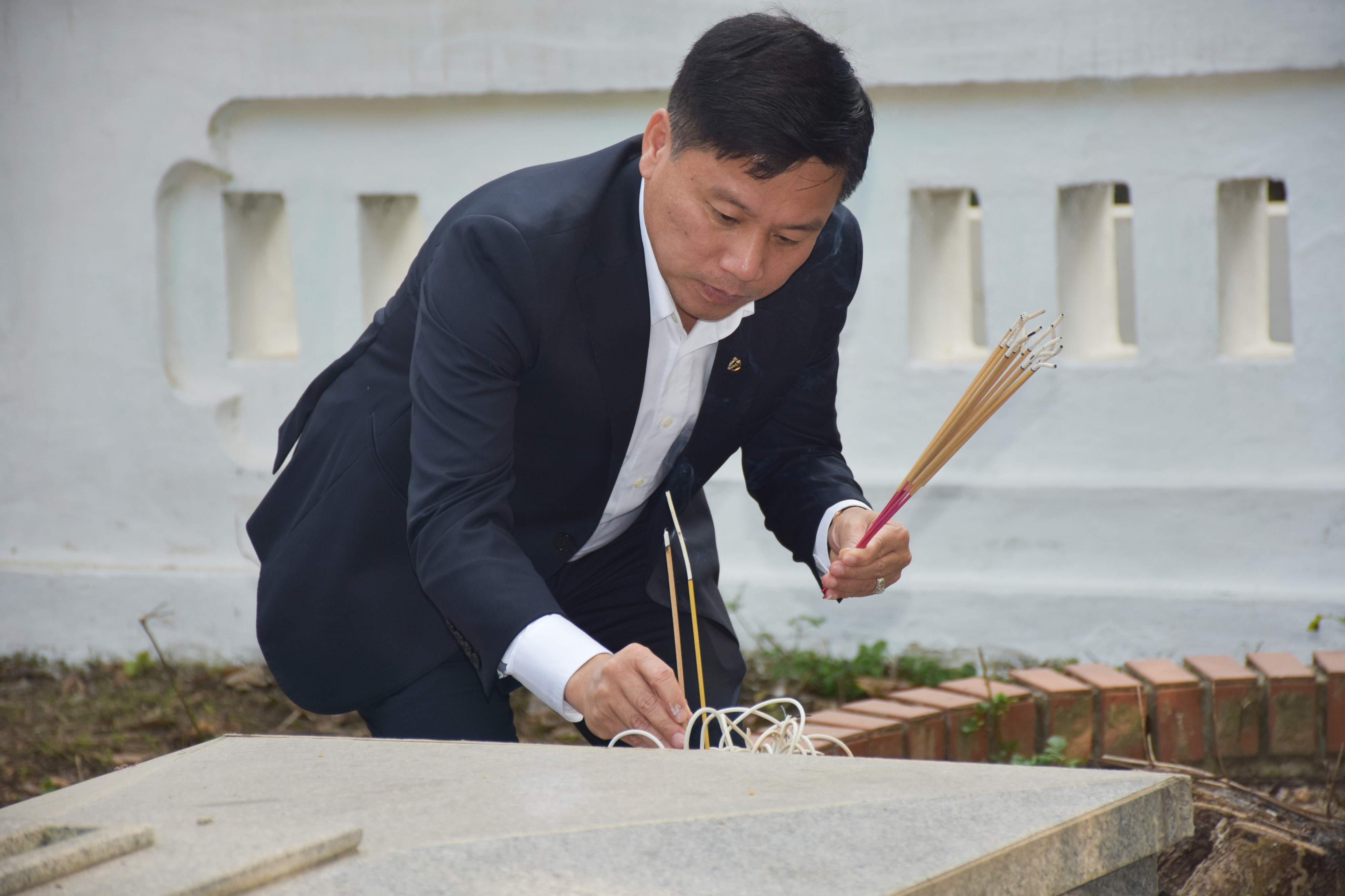 Lãnh đạo Sở Giao thông vận tải thắp hương phần mộ các liệt sỹ Truông Kè. Ảnh: Thanh Lê
