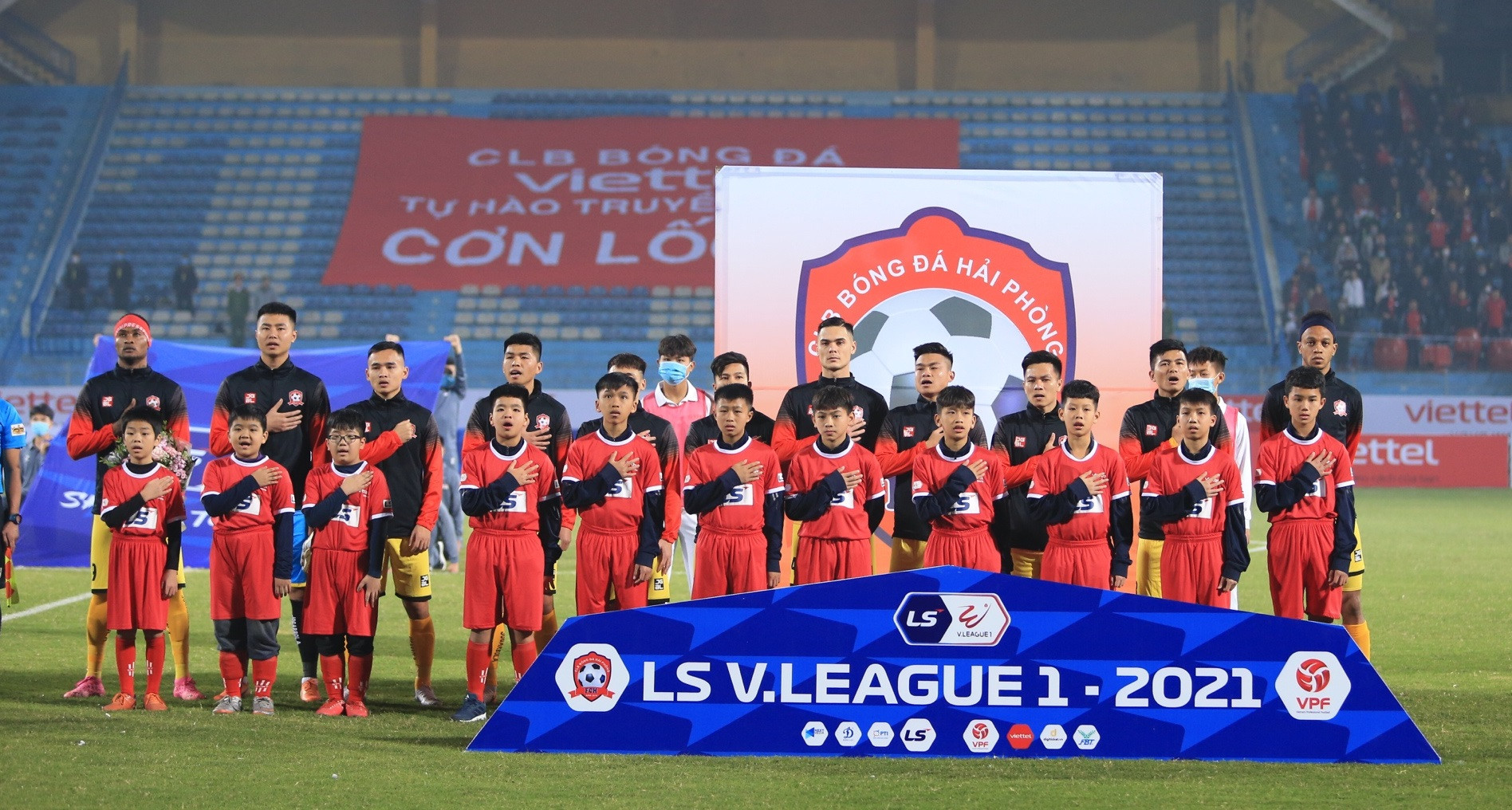 CLB Hải Phòng là một hiện tượng thú vị của V.League 2021 khi đánh bại CLB Viettel và vượt qua CLB Nam Định để dẫn đầu bảng xếp hạng V.League 2021. Đáng nói, mùa trước đội bóng đất cảng còn phải chật vật trụ hạng. Ảnh: VPF