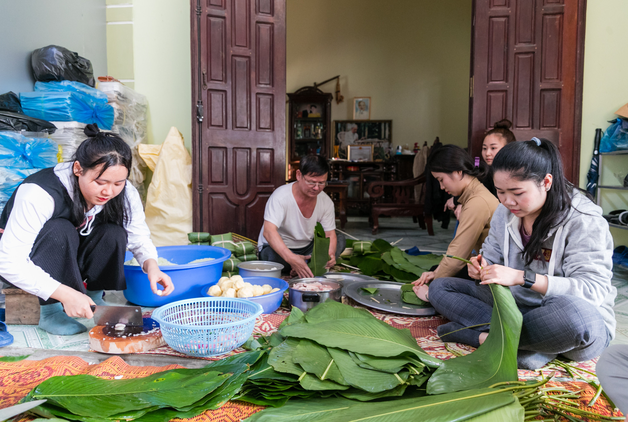 Những năm trước, khoảng 15 tháng Chạp gia đình bác Nguyễn Đình Thành đã mua khoảng 2 tạ nếp để gói bánh chưng gửi về cho các con ăn Tết ở Lào. Ảnh: Đức Anh
