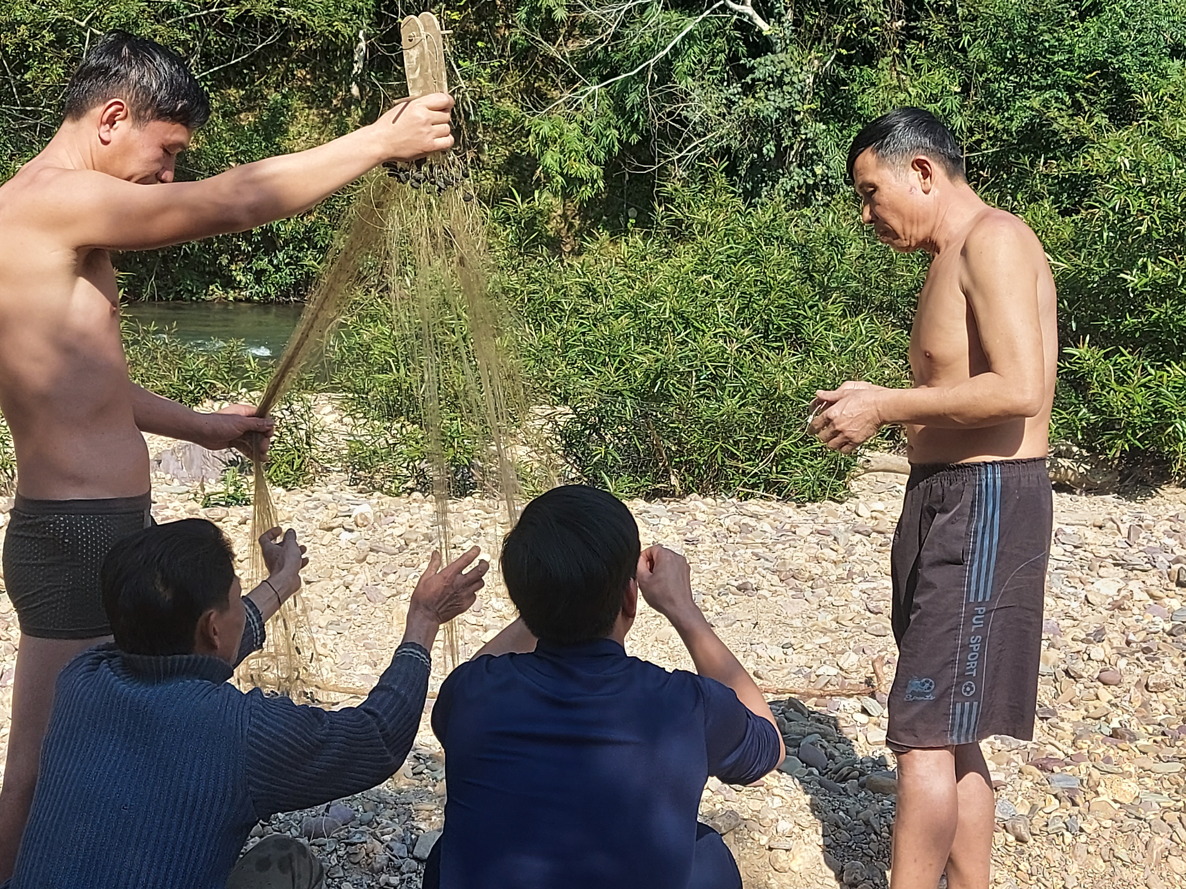 Khe Nậm Quạng có nhiều vũng nước sâu như Bắng Con Tọc, Bắng Cắm Đíp, Bắng Quạng, Bắng Cọ Hát, Bắng Cọ Cươm, Bắng Bụt… Nhưng do bị dân các nơi đánh bắt trộm nên nguồn cá cạn kiệt dần, chỉ còn giữ được ở những vũng nước sâu quanh bản. Ảnh: Nhật Lân