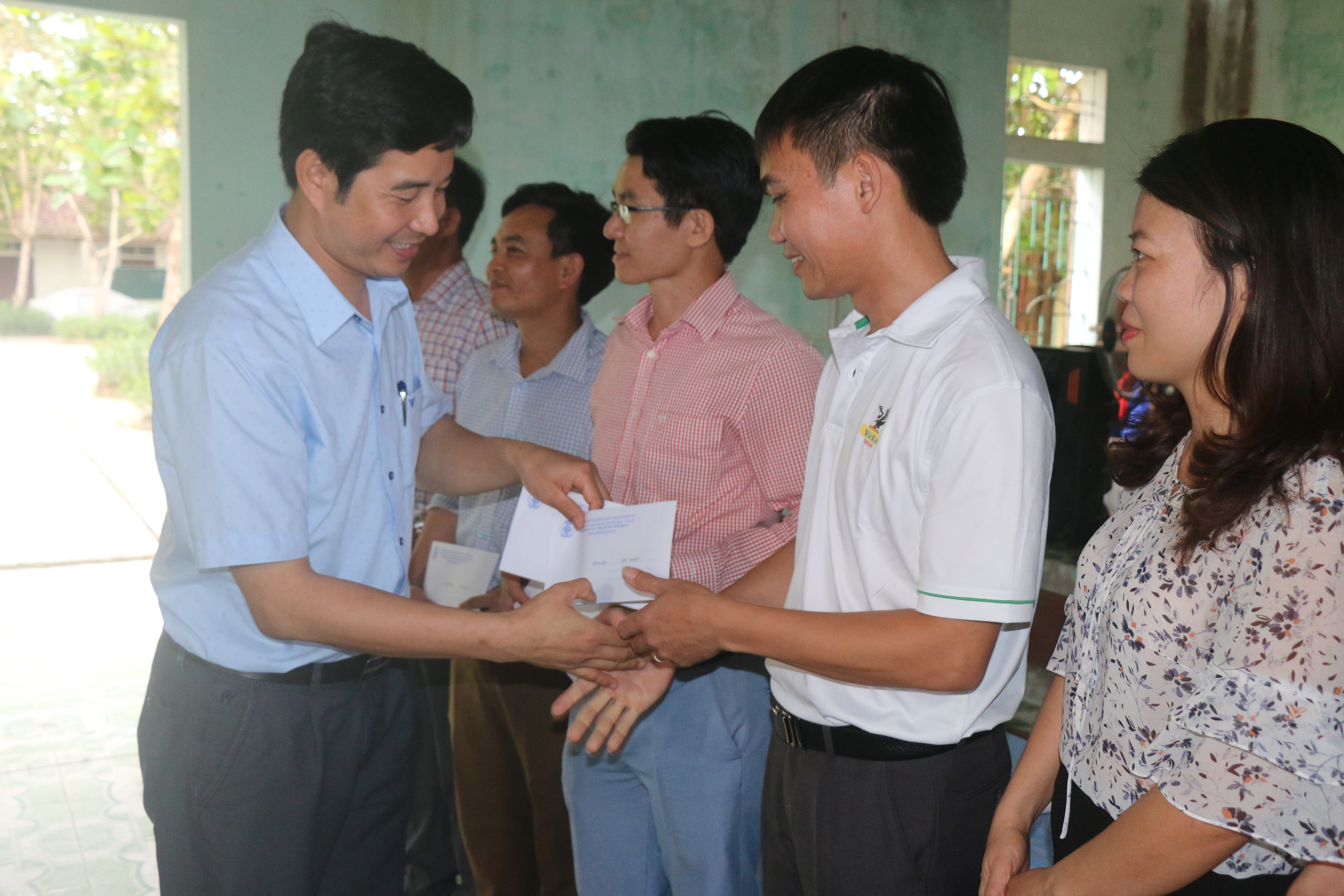 Ông Đặng Văn Hải - Chủ tịch Công đoàn Giáo dục tỉnh trao quà hỗ trợ cho các giáo viên ngoài công lập