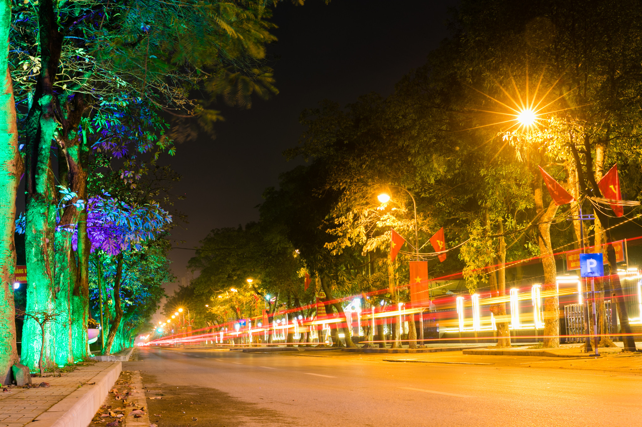 Tuyến đường Lê Mao trở nên lung linh hơn bởi những ánh sáng phát ra từ các hàng cây, bờ tường và cả ánh đèn đường tảo nên một sắc màu huyền ảo hơn. Ảnh: Đức Anh