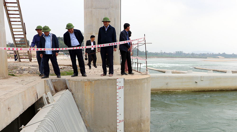 Đồng chí Phó Chủ tịch UBND kiểm tra công tác cấp nước phục vụ sản xuất tại bara Đô Lương. Ảnh: Phú Hương