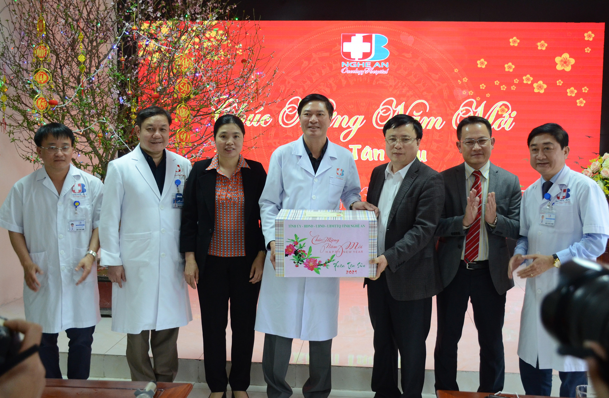 Đoàn công tác của tỉnh tặng quà cho Bệnh viện Ung bướu Nghệ An. Ảnh: Thành Chung