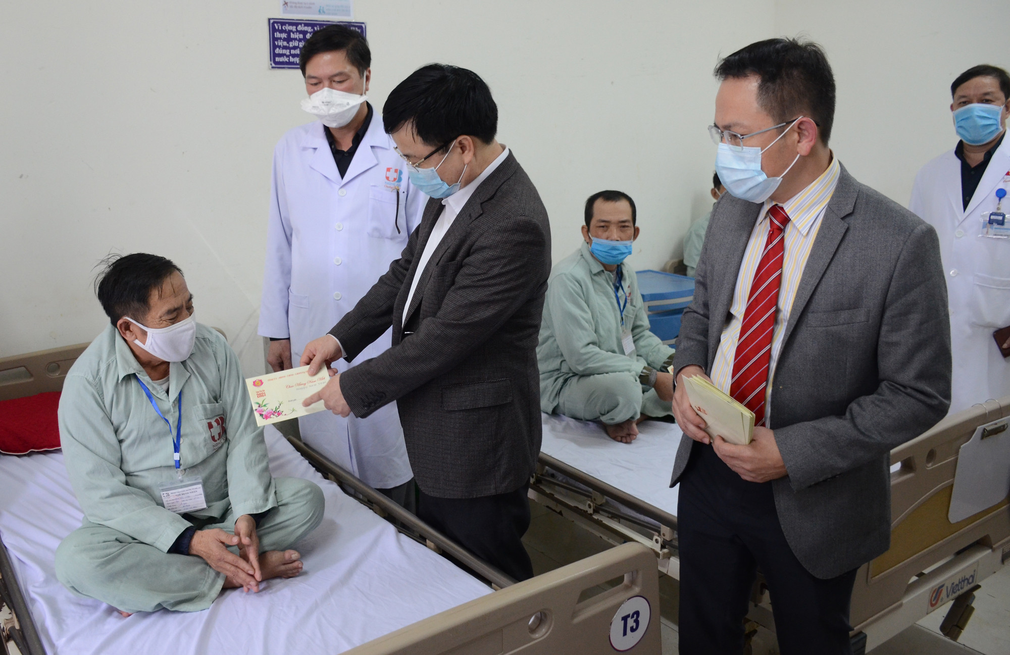 Phó Chủ tịch UBND tỉnh thăm hỏi, tặng quà cho bệnh nhân đang điều trị tại Bệnh viện Ung bướu Nghệ An. Ảnh: Thành Chung