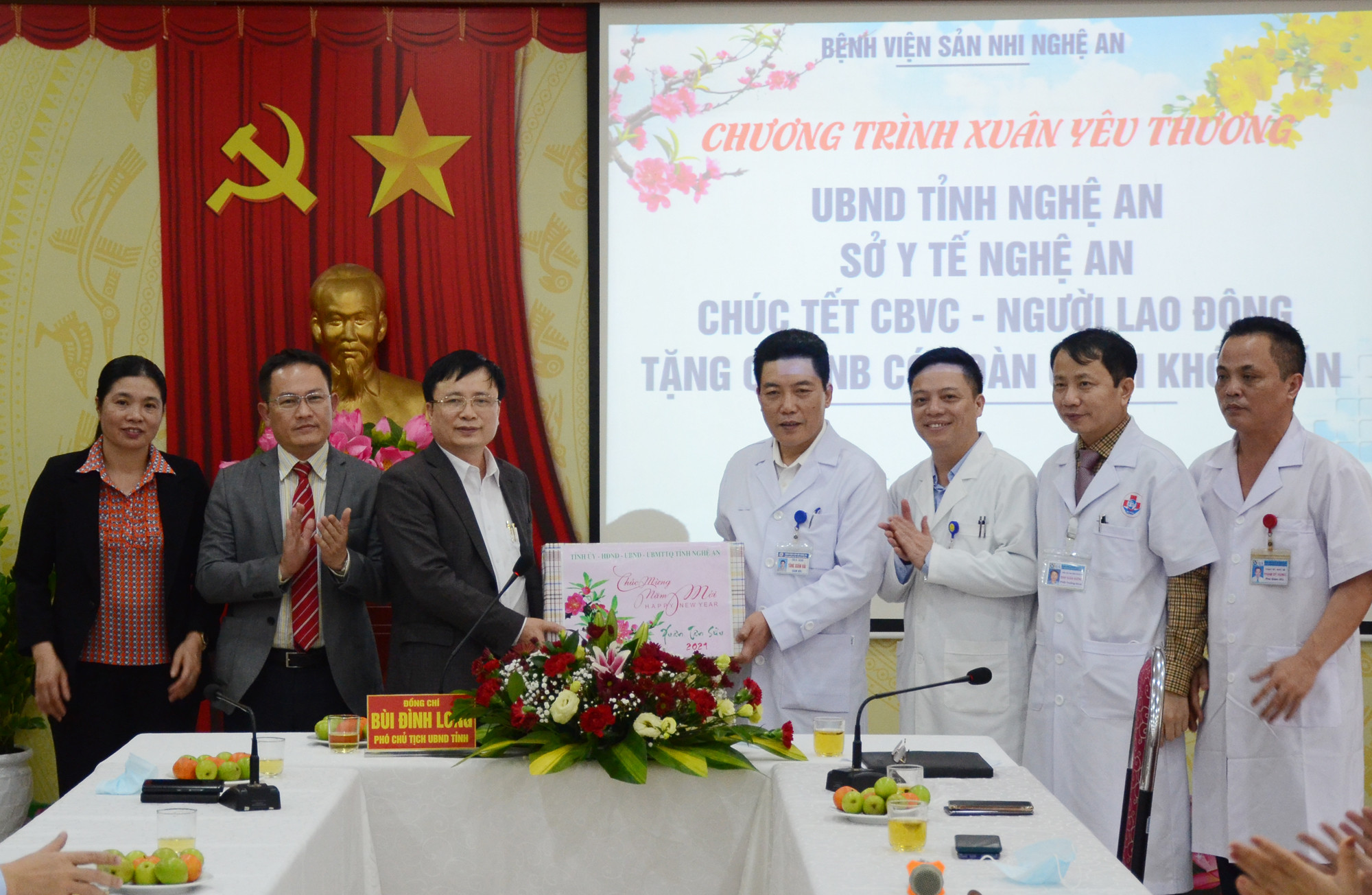 Tặng quà Tết cho Bệnh viện Sản Nhi Nghệ An. Ảnh: Thành Chung