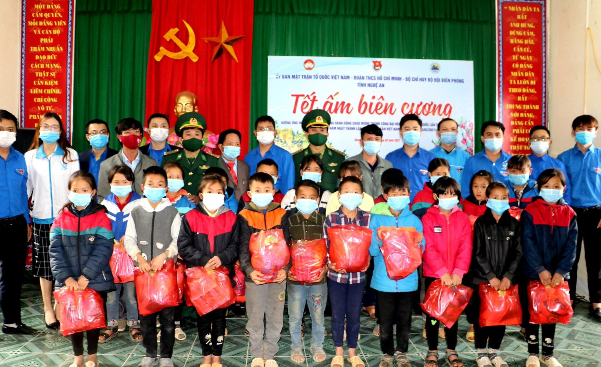 Tỉnh đoàn Nghệ An trao quà cho học nghèo xã 