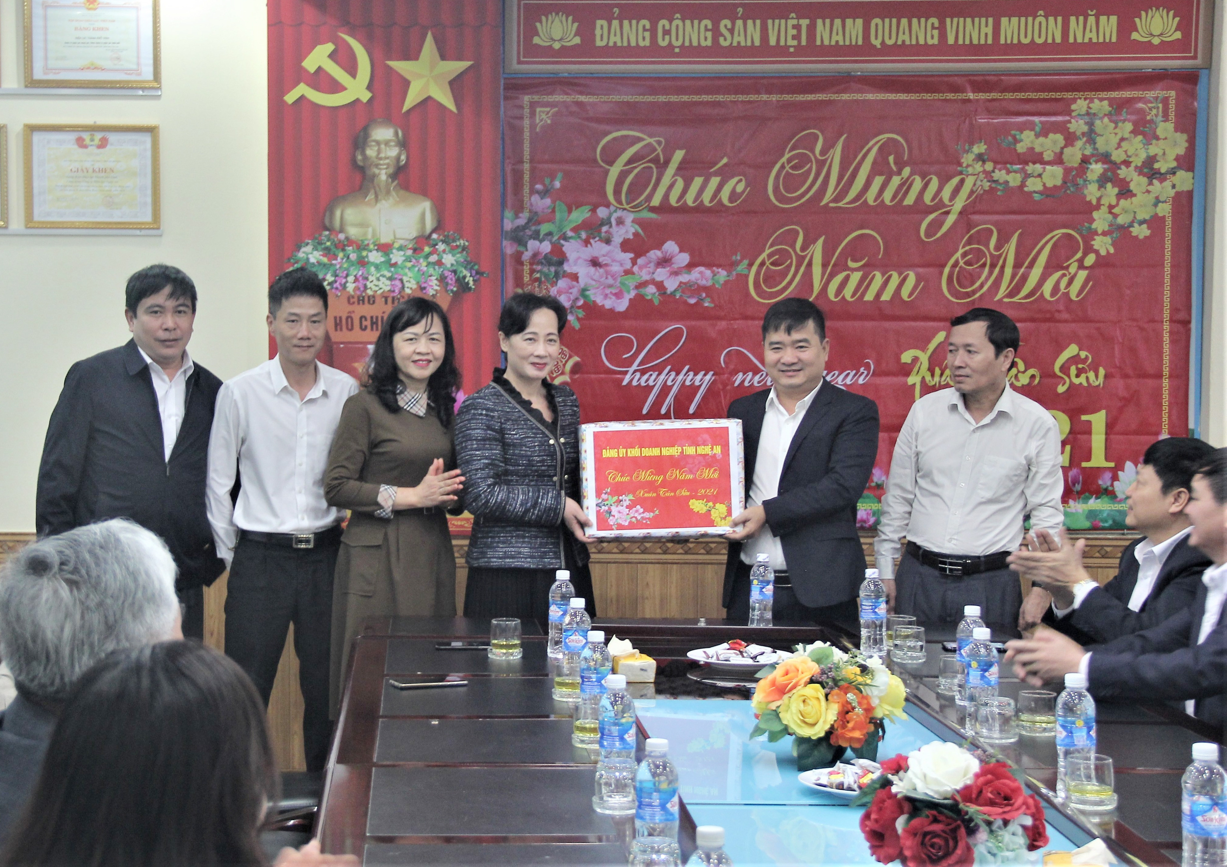 Đồng chí Phan Thị Hoan - TUV, Bí thư Đảng ủy khối tặng quà tại Điện Lực Vinh