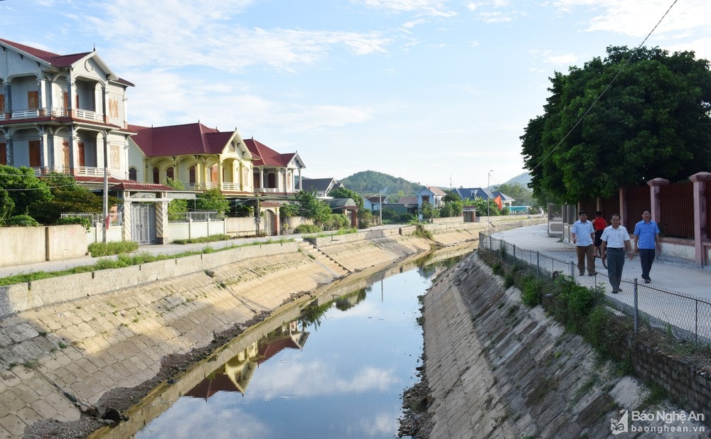 Có nguồn thu nhập từ nước ngoài, người dân xá Sơn Thành có điều kiện xây dựng nhà cao tầng san sát, đường giao thông cứng hóa. Ảnh: Xuân Hoàng