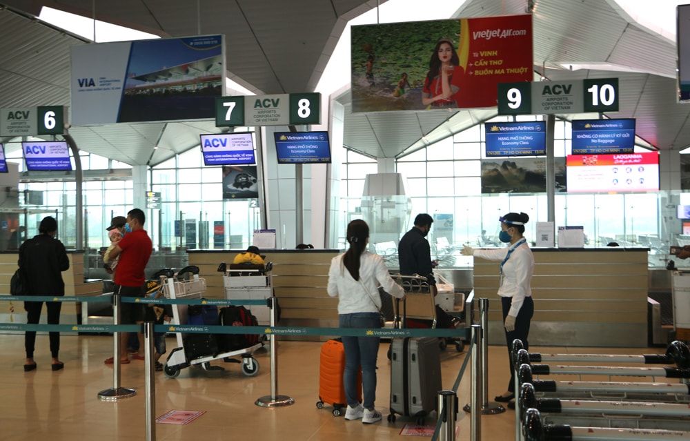 Hướng dẫn hành khách đi lại đảm bảo cự ly khoảng cách phòng dịch Covid. Ảnh: Nguyễn Hải