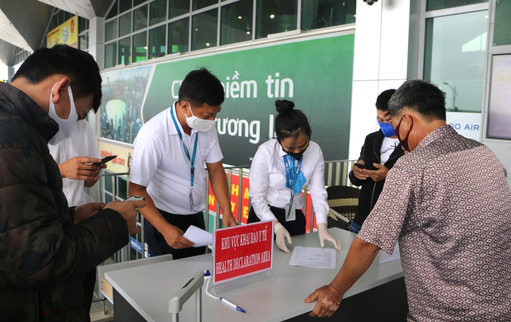 Hành khách làm thủ tục khai báo y tế tại Sân bay Vinh trước khi đi các tuyến. Ảnh: Nguyễn Hải
