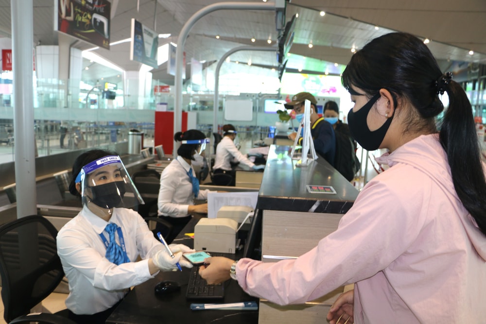 Nhân viên Cảng hàng không quốc tế Vinh làm thủ tục Check -in tại quầy vé cho khách hàng. Ảnh: Nguyễn Hải