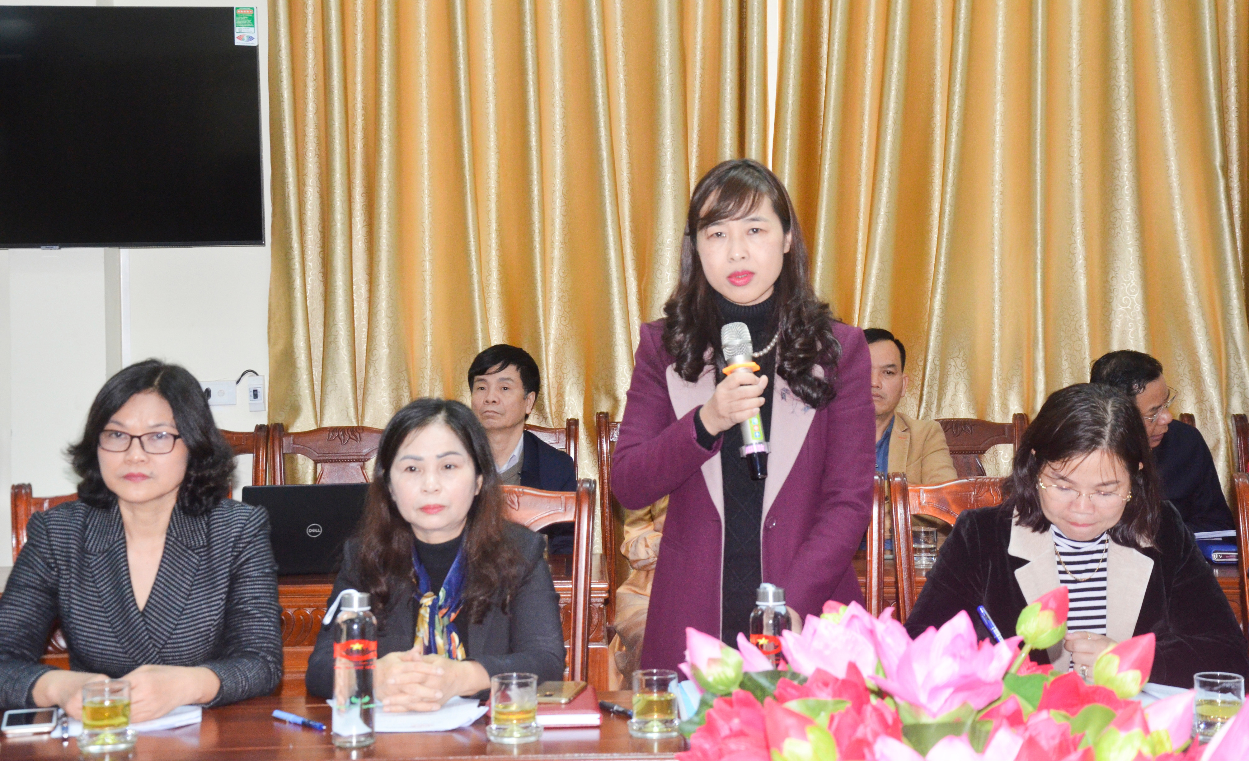 Đại biểu Nguyễn Thị Quỳnh Hoa - Chủ tịch Hội Liên hiệp Phụ nữ tỉnh phát biểu tại hội nghị. Ảnh: Thanh Lê