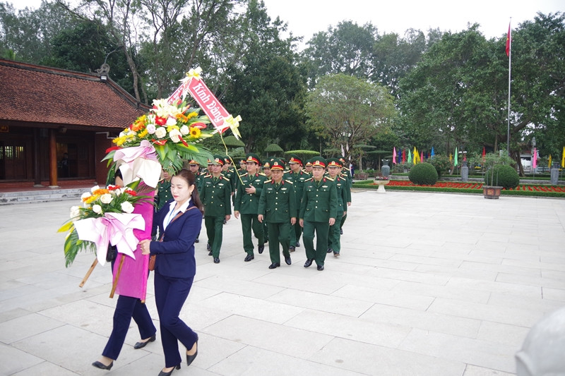 Anh 1: Đoàn đại biểu Đảng ủy - Bộ CHQS tỉnh Nghệ An dâng hương tưởng niệm Chủ tịch Hồ Chí Minh tại Khu di tích Kim Liên huyện Nam Đàn nhân dịp đón Tết Nguyên đán Xuân Tân Sửu năm 2021