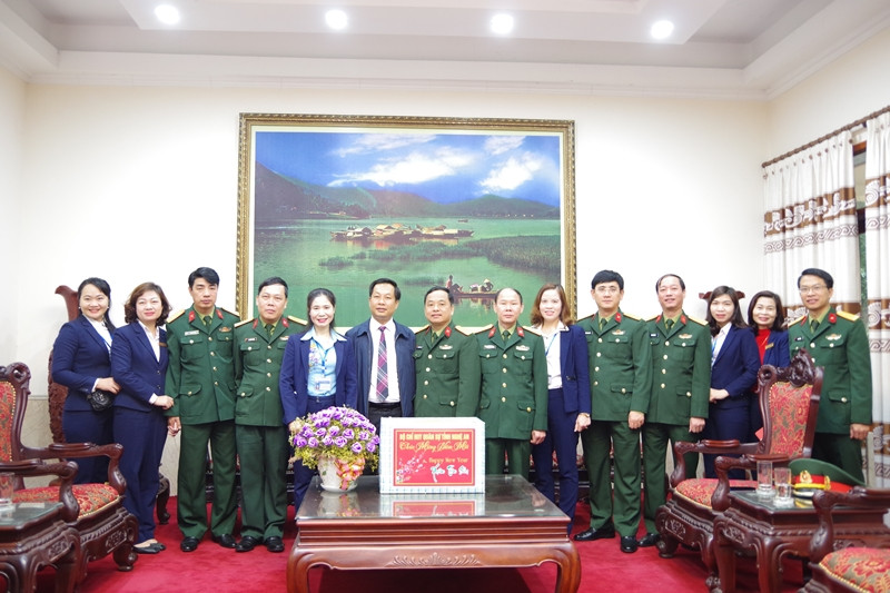 Dịp này Đại tá Nguyễn Ngọc Hà, UVBTV tỉnh ủy, Chỉ huy trưởng Bộ CHQS tỉnh cũng đã tặng quà chúc tết cán bộ, nhân viên Khu di tích Kim Liên huyện Nam Đàn.