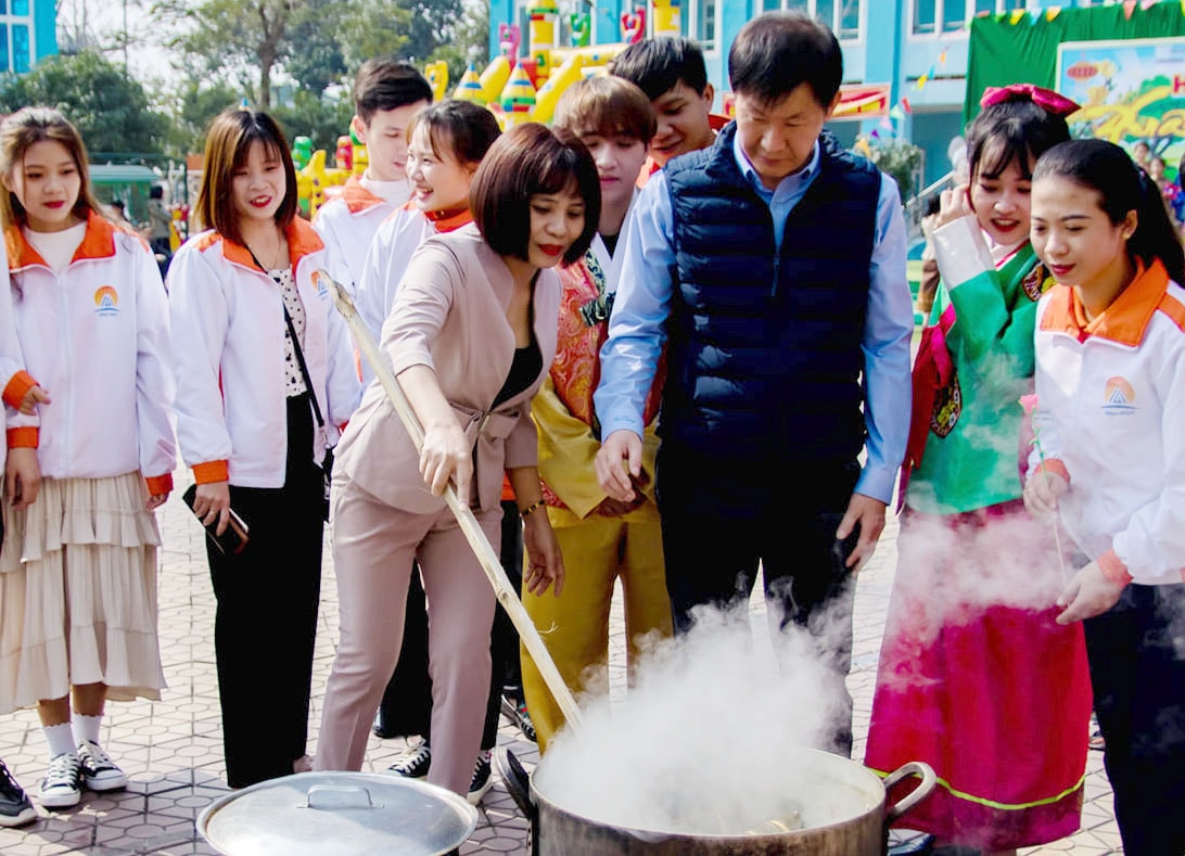 Tìm hiểu về phong tục gói bánh chưng của người Việt. Ảnh:  Đức Anh