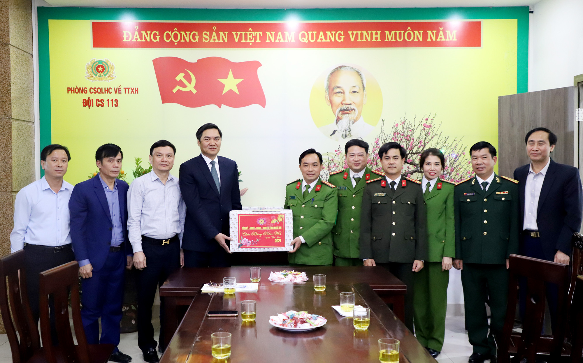 Đồng chí Hoàng Nghĩa Hiếu - Phó Chủ tịch UBND tặng quà Tết cho đội Cảnh sát 113. Ảnh: Phạm Bằng