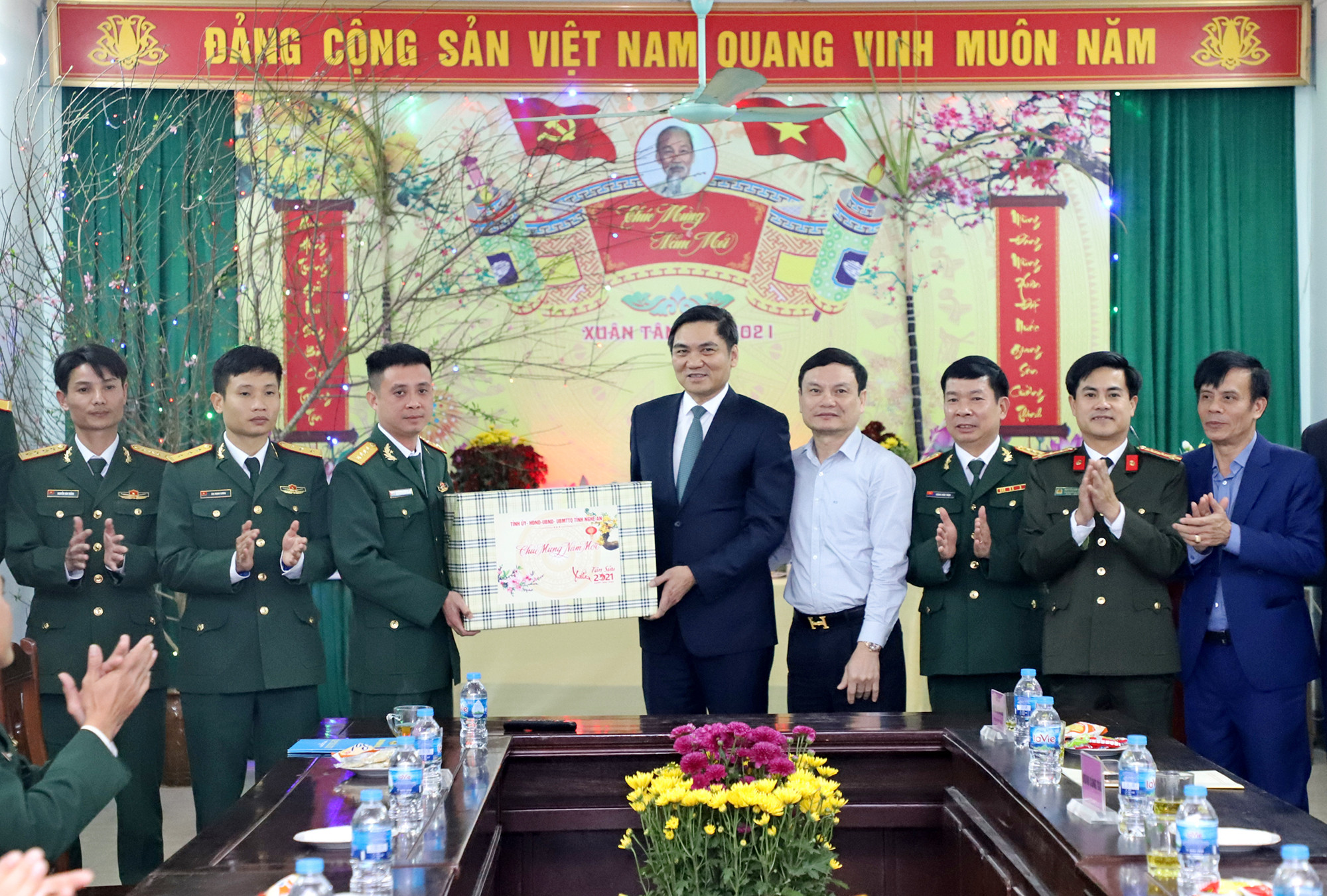 Đồng chí Hoàng Nghĩa Hiếu - Phó Chủ tịch UBND tỉnh tặng quà Tết Đại đội 20 trinh sát. Ảnh: Phạm Bằng
