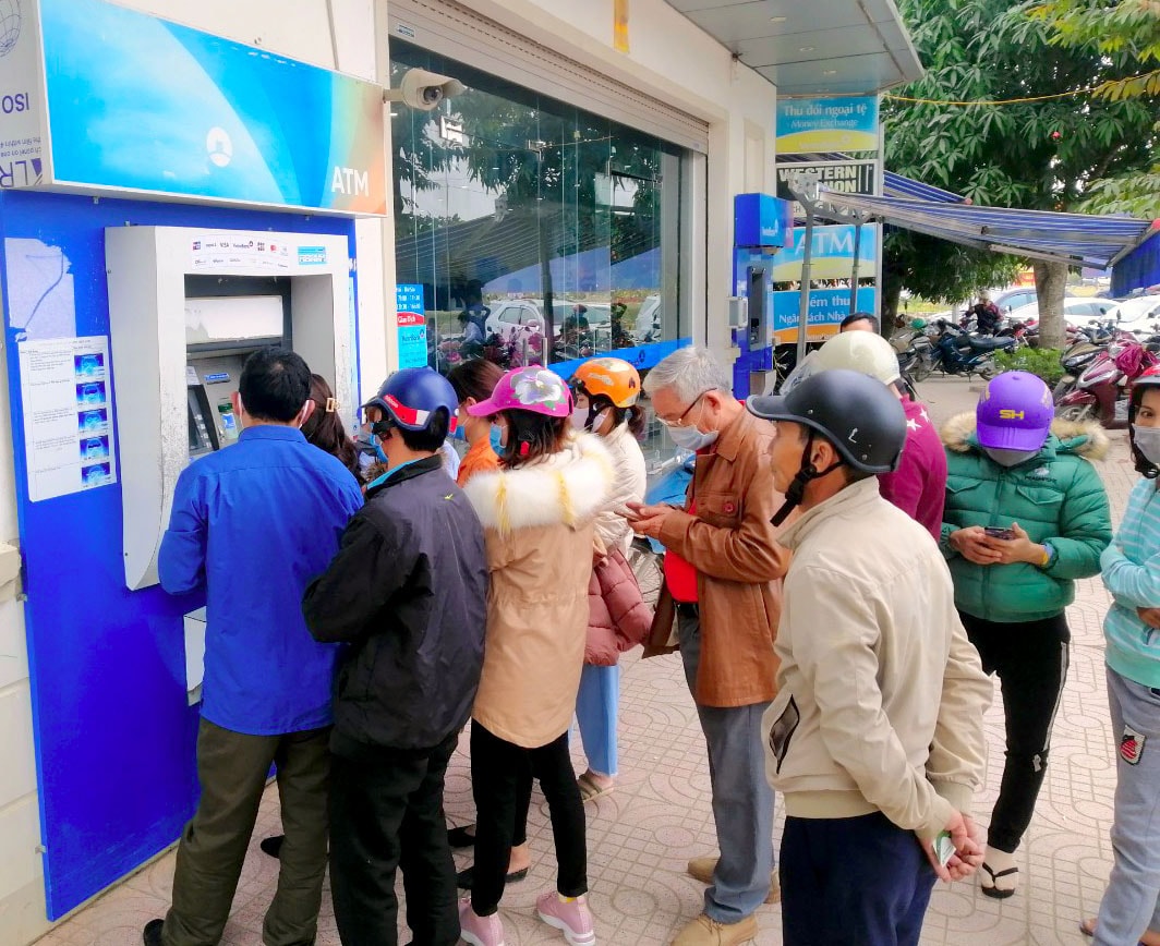 Điều đáng nói, tại các cây ATM, các quy định về phòng dịch bị bỏ lơ, nhiều người chen chúc nhau, không duy trì khoảng cách, tiềm ẩn nguy cơ lây lan dịch bệnh. Ảnh: Quang An