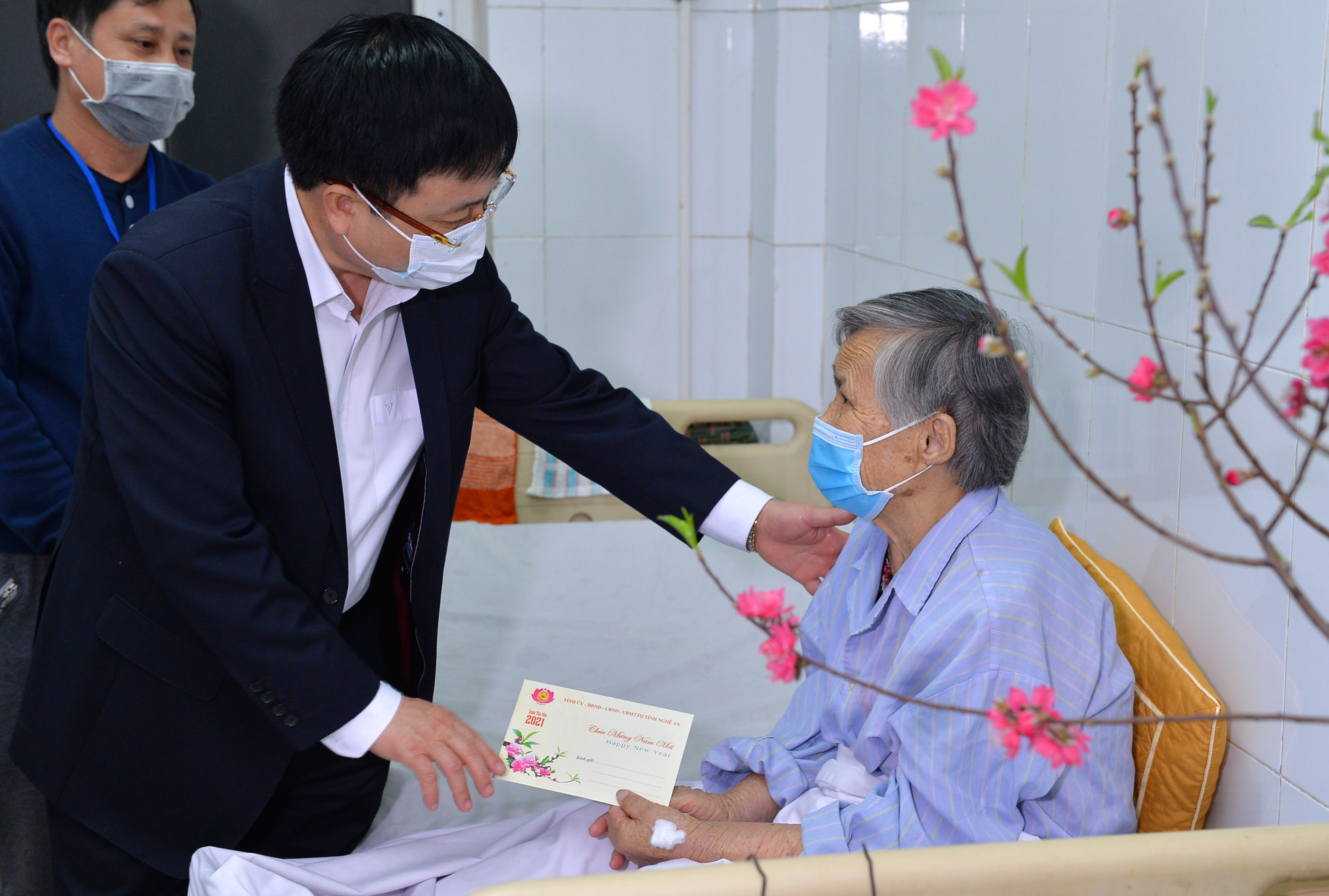 Đồng chí Bùi Đình Long - Phó Chủ tịch UBND tặng quà động các bệnh nhân khó khăn đang điều trị tại bệnh viện. Ảnh: Thành Cường