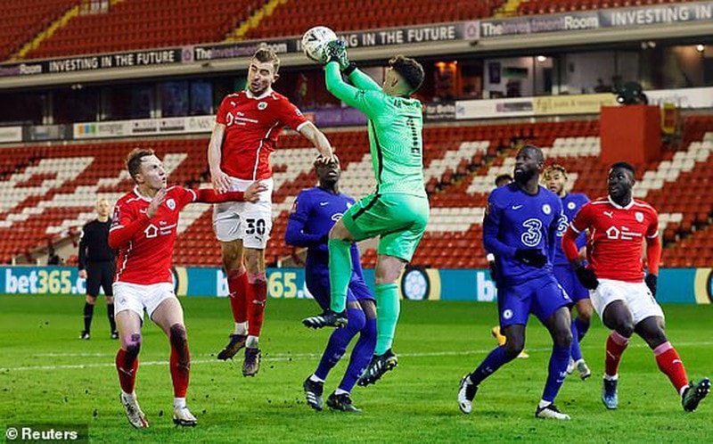 Nỗ lực của Barnsley không thể giúp họ vượt qua Chelsea. ẢNH: REUTERS